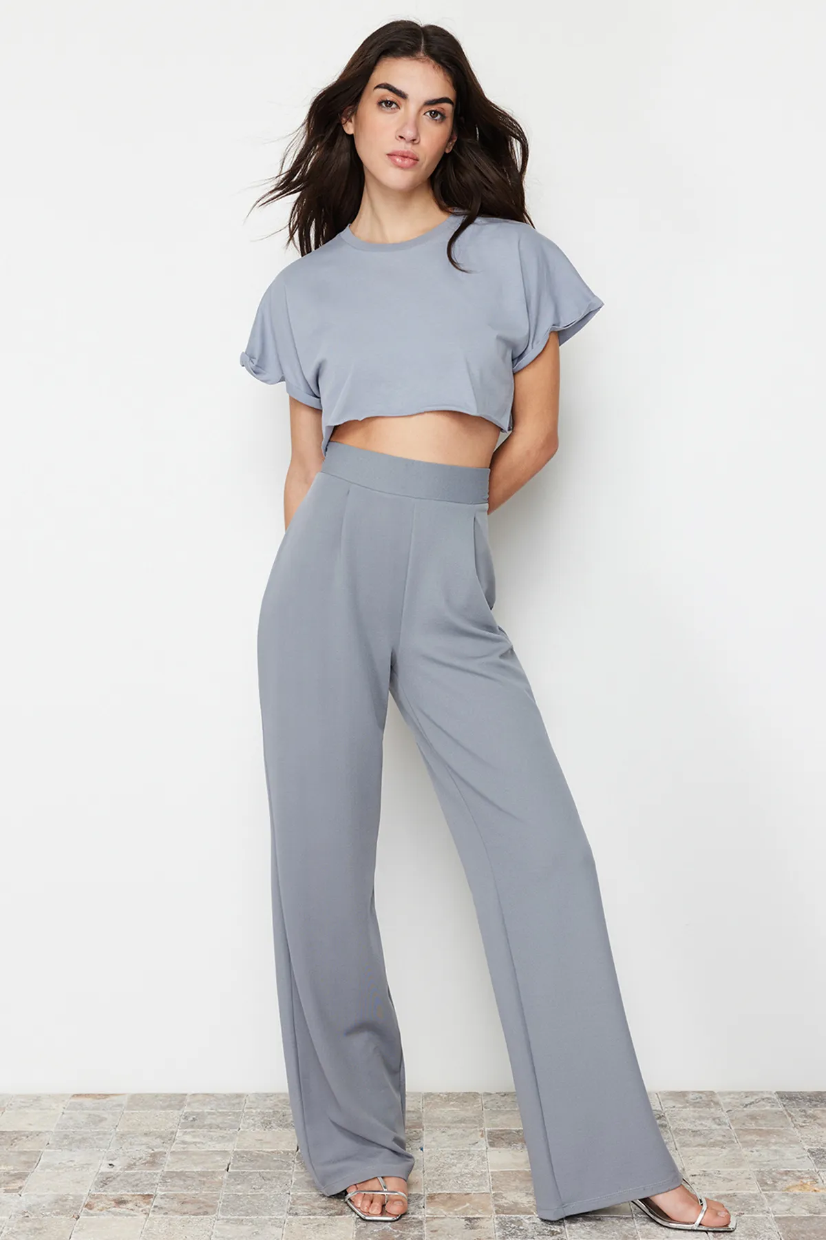 Trendyol Collection  Graue, plissierte Hose mit weitem Bein und entspanntem Schnitt TWOSS24PL00038