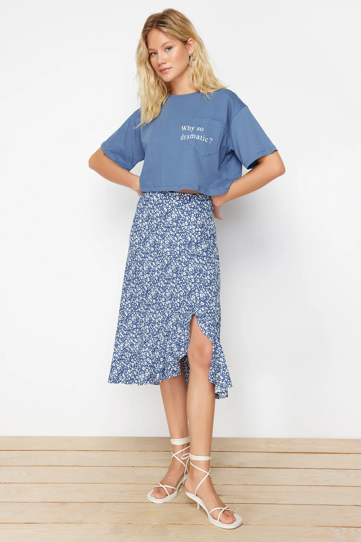 Trendyol Collection  Blau bedruckter High Waist Midi Stretch Strickrock mit Raffung und Volant TWOSS21ET0029