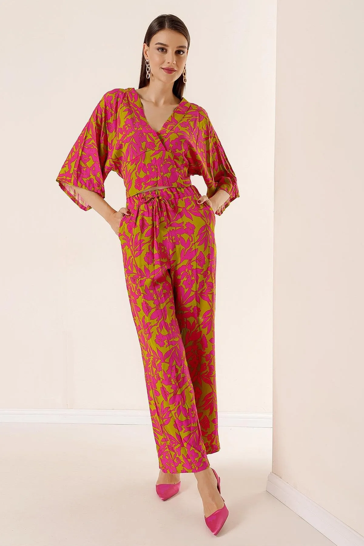 By Saygı  Vorne und hinten V-Ausschnitt, Fledermausärmel, Bluse, elastische Taille, Tasche, Palazzo-Hose, Blumenmuster, 2-teiliges Set