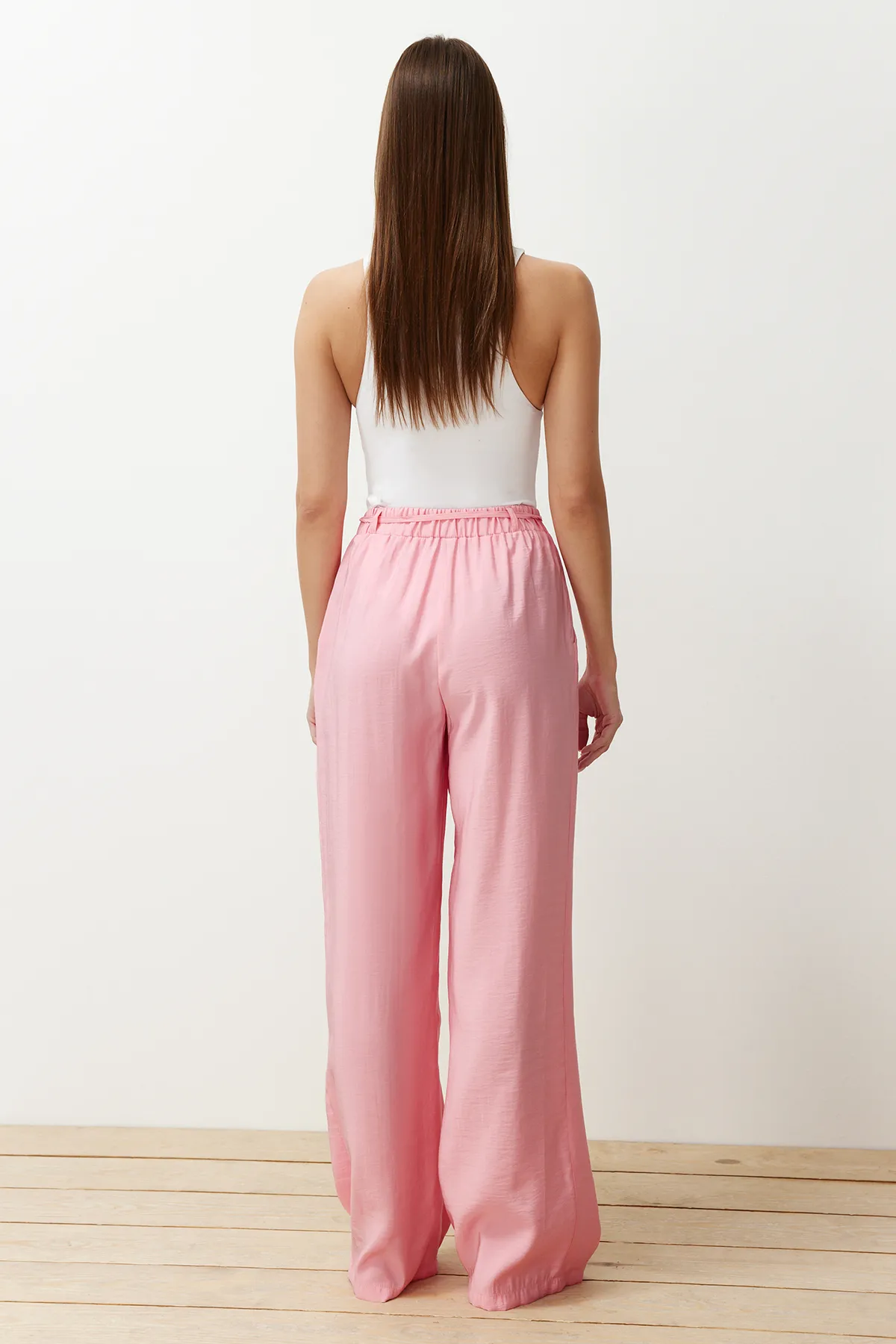 Trendyol Collection  Rosafarbene, gewebte Hose mit Modalanteil und dünnem Gürtel, plissiert, weit geschnitten, weites Bein TWOSS24PL00121