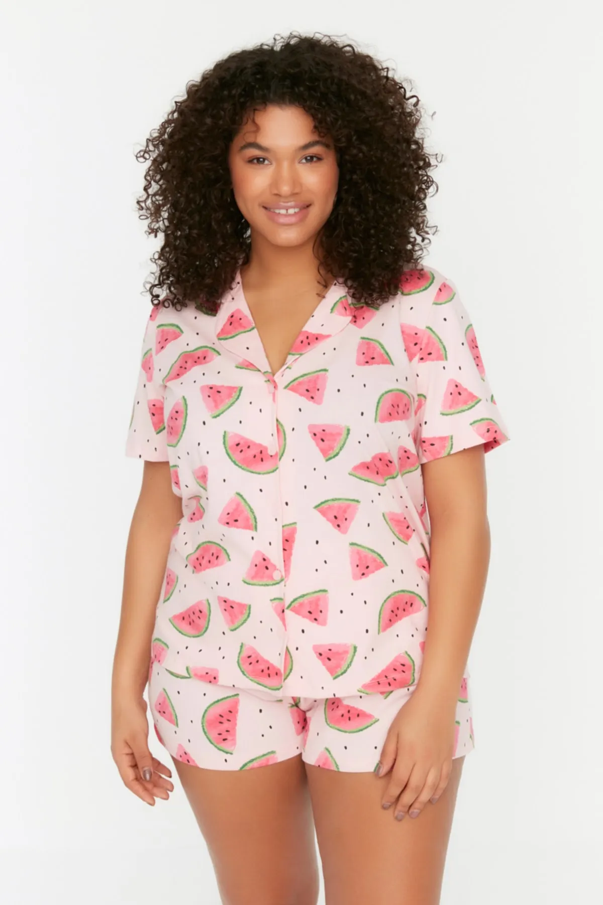 Trendyol Curve  Puderfarbenes bedrucktes Pyjama-Set aus Strick mit Knöpfen TBBSS22PT0707