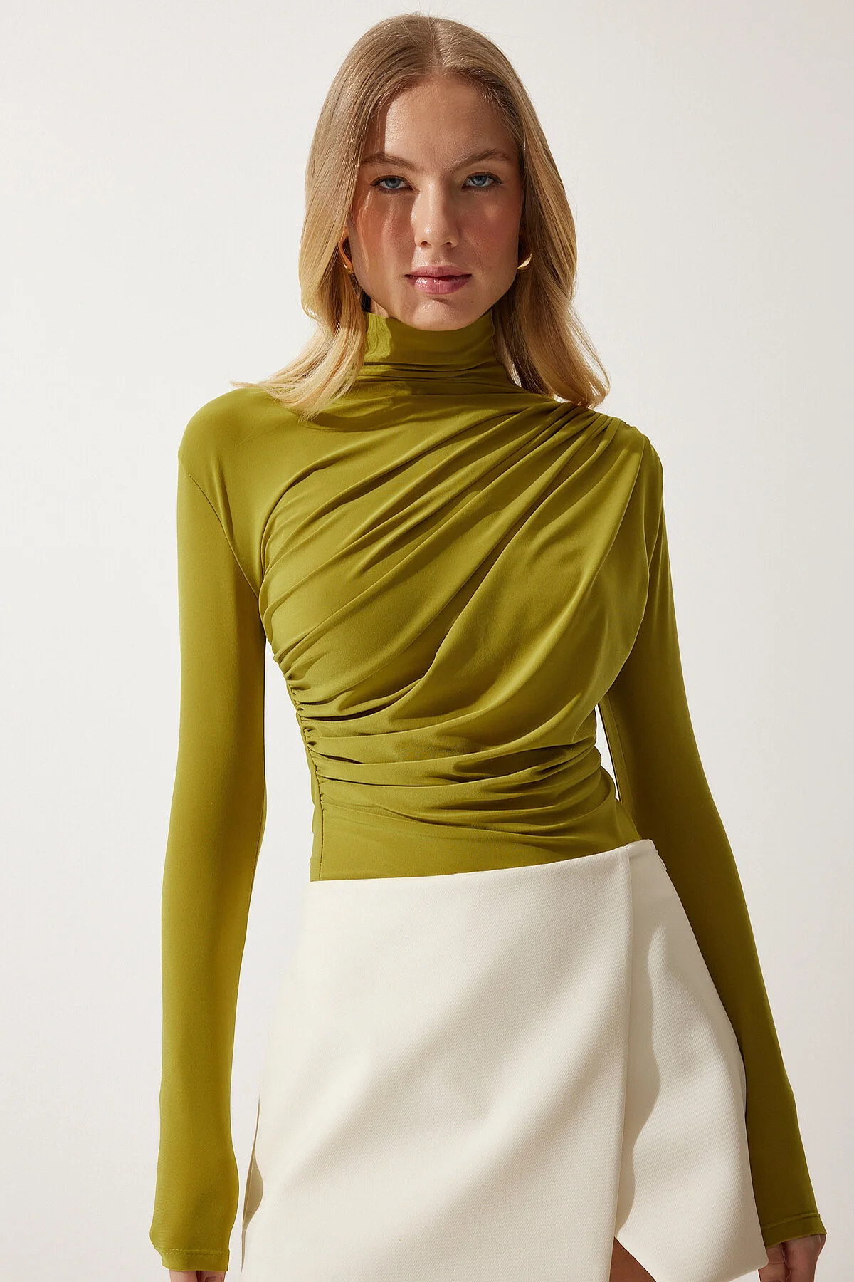 Happiness İstanbul  Ölgrüne, detaillierte Sandy-Bluse mit hohem Kragen für Damen FF00135