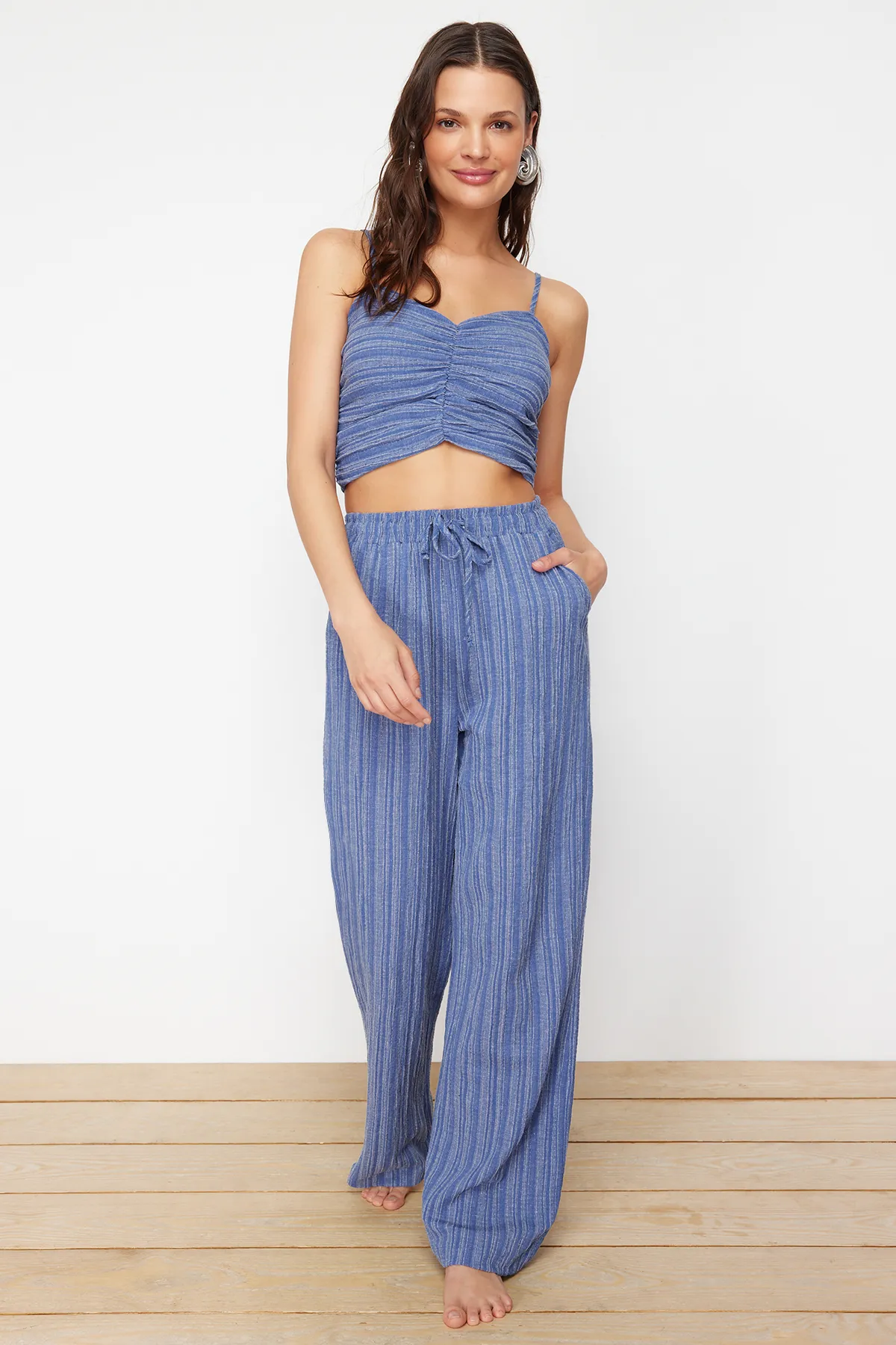 Trendyol Collection  Blaues gewebtes Blusen-Hosen-Set TBESS24AU00076