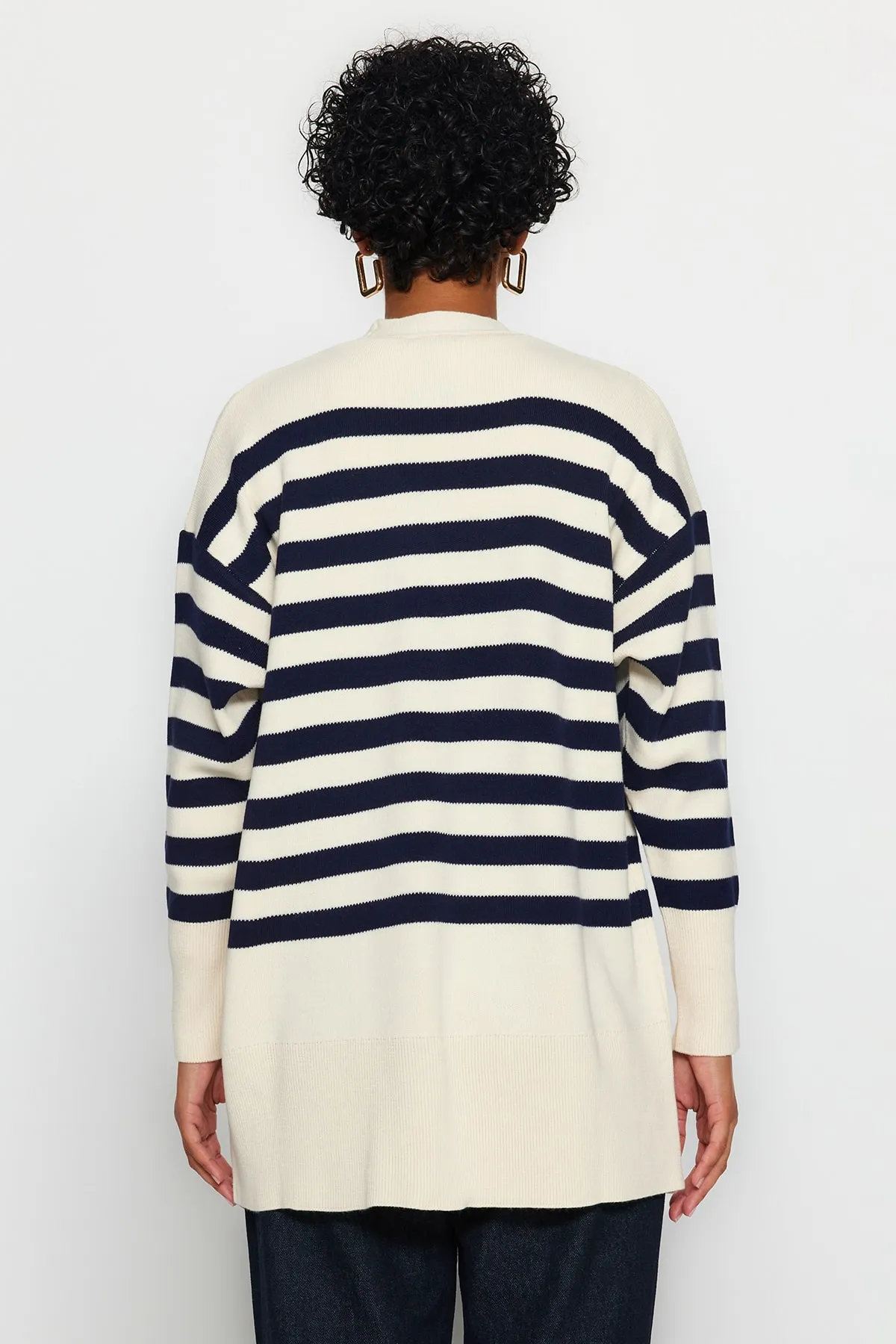 Trendyol Modest  Gestreifte Strickjacke mit V-Ausschnitt in Steinmarineblau TCTAW24TH00034