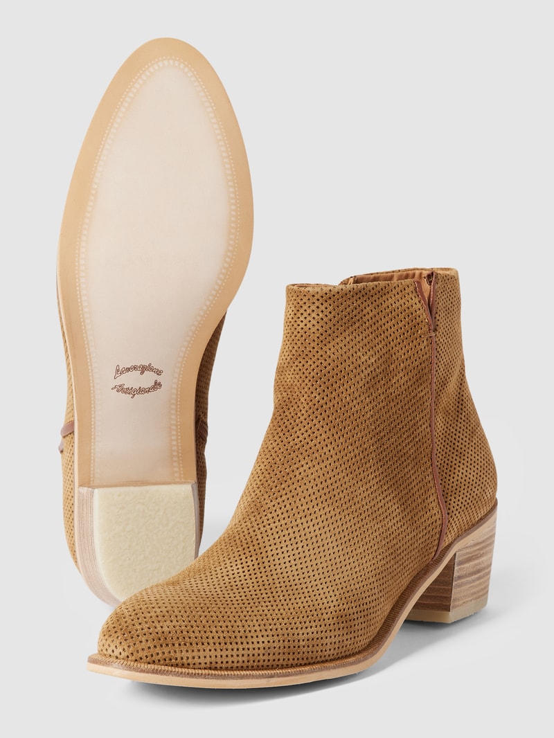 Stiefeletten mit Strukturmuster in camel