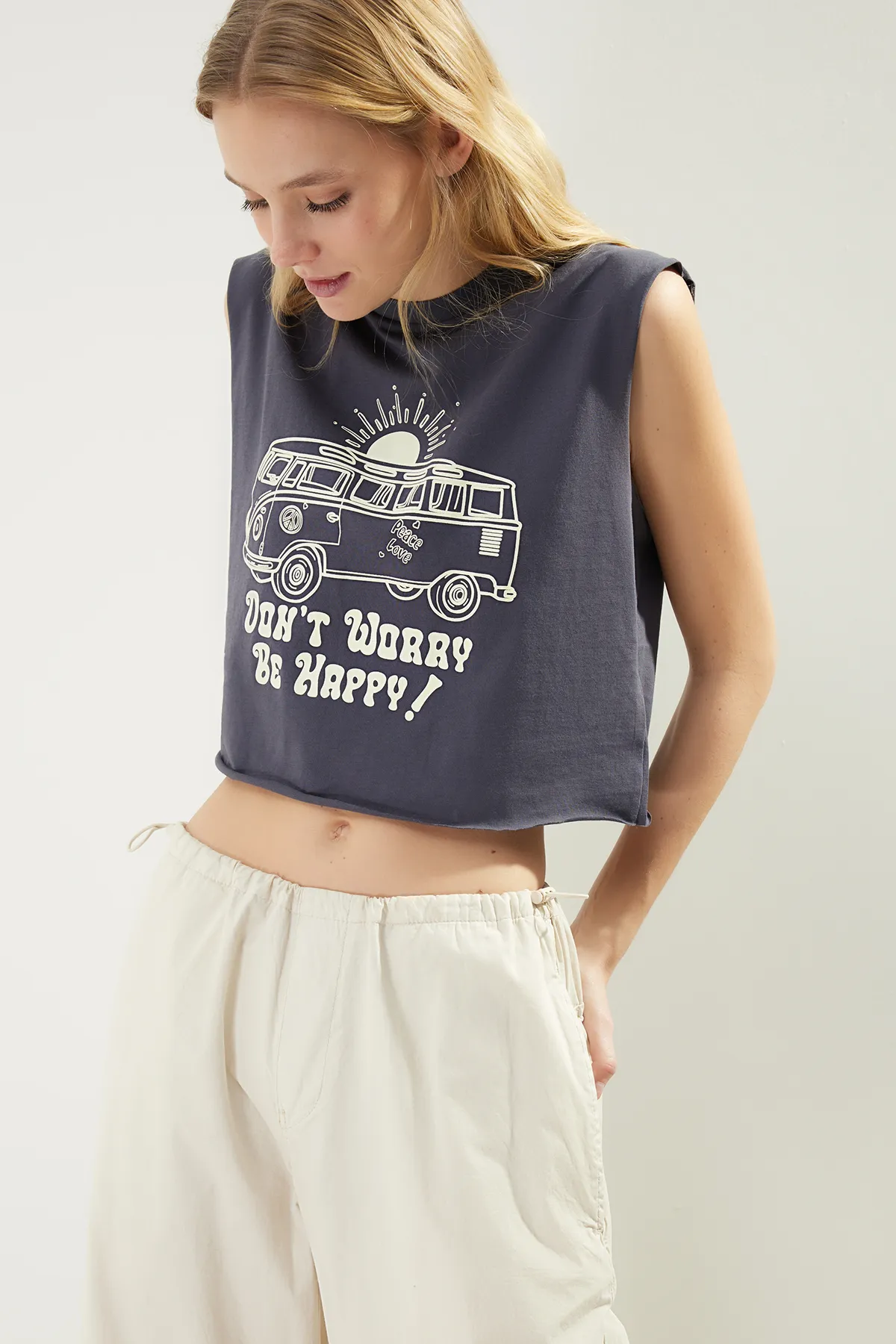 Trendyol Collection  Anthrazitfarbenes, bedrucktes, ärmelloses, kurz geschnittenes Strick-T-Shirt aus 100 % Baumwolle mit Rundhalsausschnitt TWOSS23TS00122
