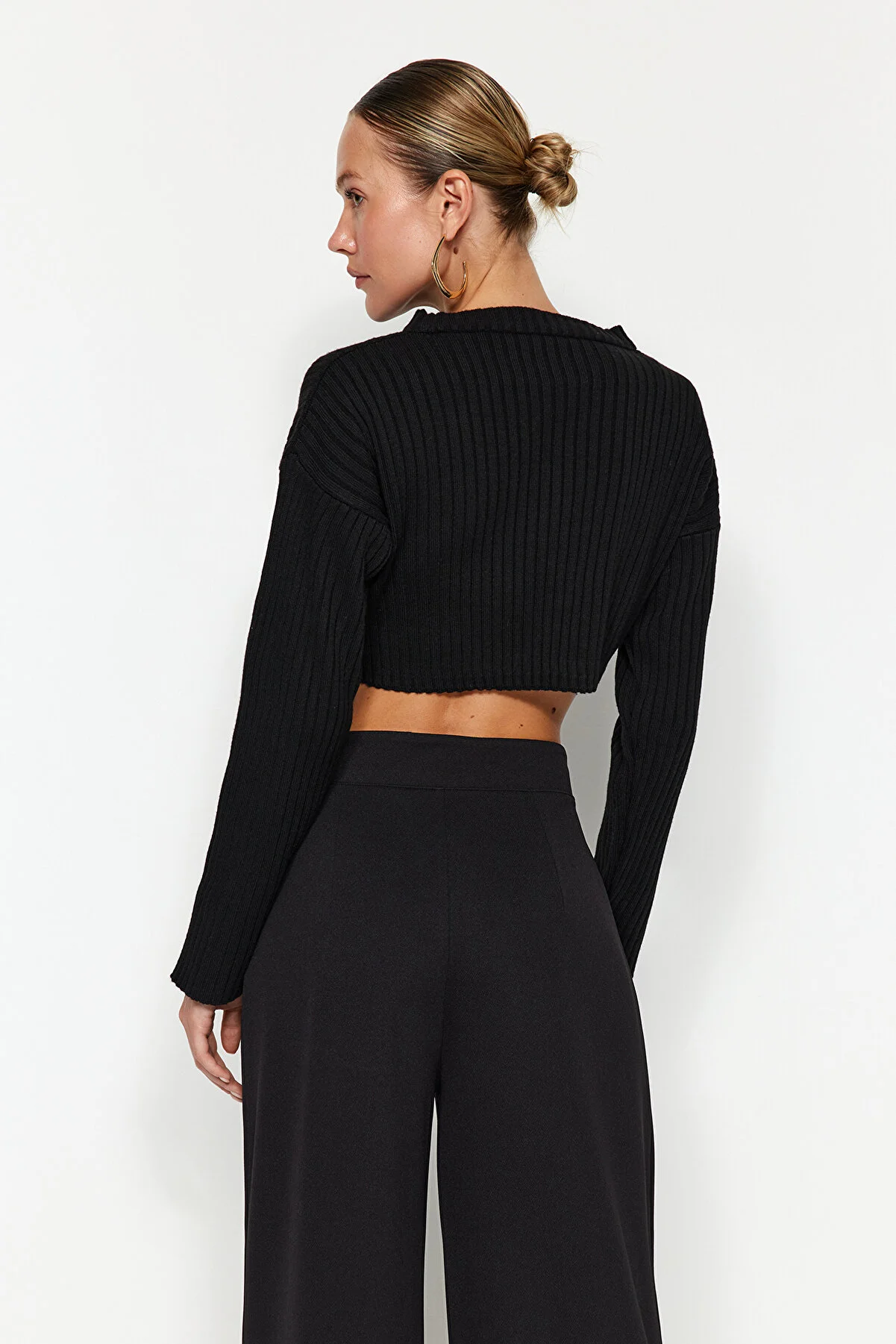 Trendyol Collection  Schwarze Strickhose mit hohem Bund, weitem Bein und Klettverschluss, plissiert, weit geschnitten, TWOAW24PL00177