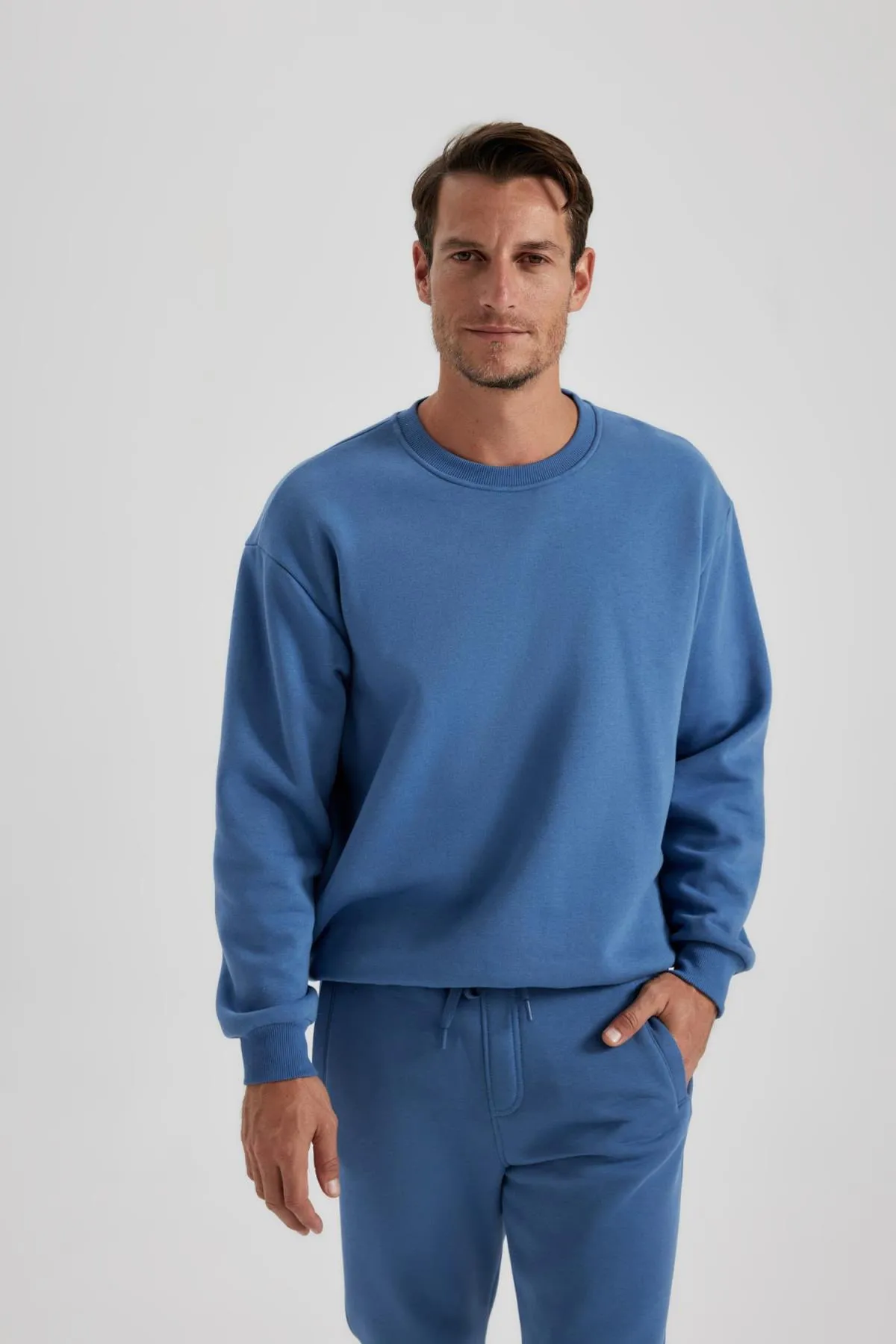 DeFacto  Basic-Sweatshirt mit Rundhalsausschnitt in Oversize-Passform T5139az23au