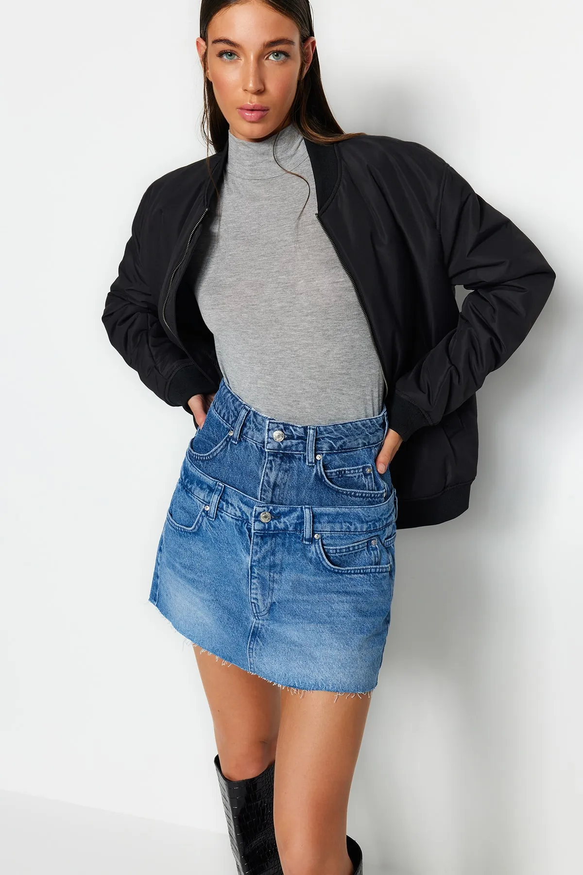 Trendyol Collection  Blauer Mini-Jeansrock mit hoher Taille und Blockfarbendetail TWOAW24ET00056