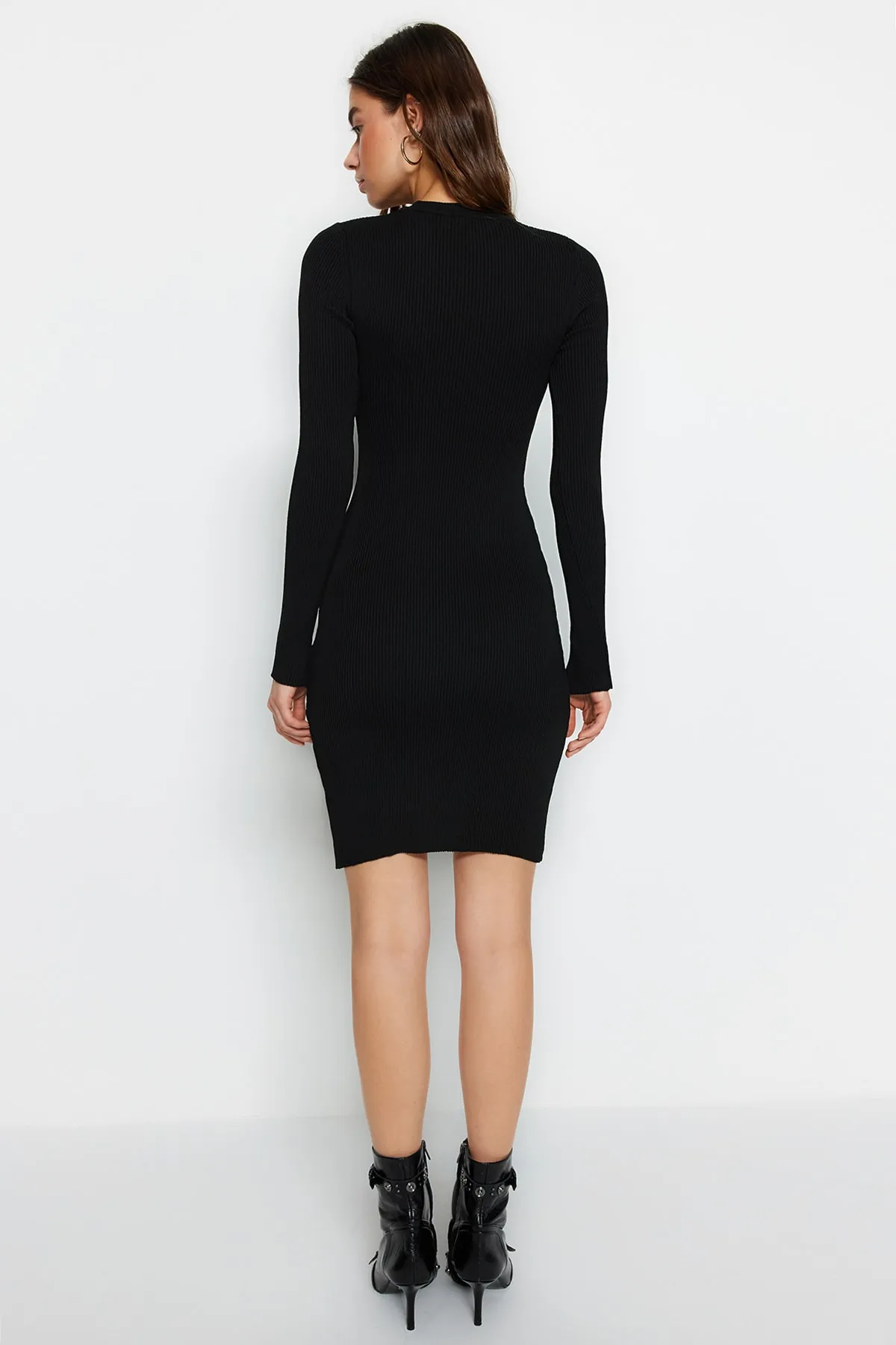 Trendyol Collection  Schwarzes, figurbetontes Mini-Strick-Basic-Kleid TWOAW23EL01416