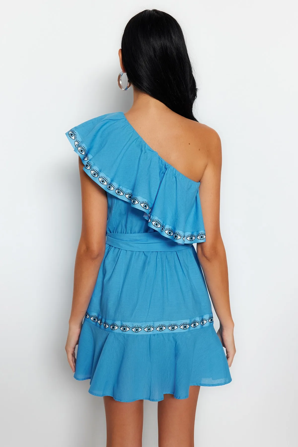 Trendyol Collection  Blaues, einschultriges Mini-Strandkleid aus 100 % Baumwolle mit gewebtem Band und Gürtel TBESS23EL00137