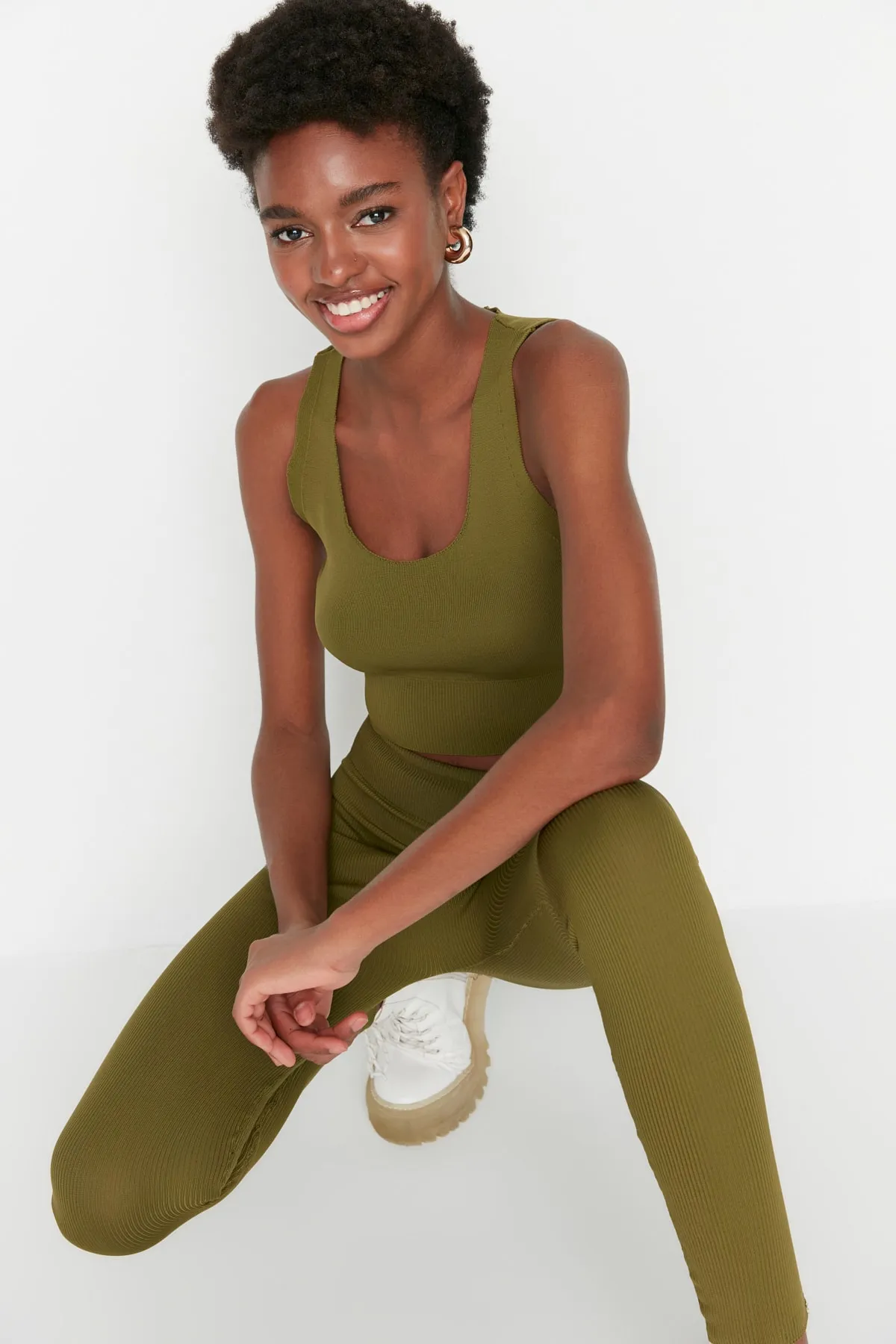 Trendyol Collection  Khakifarbenes Set aus Strickoberteil und -unterteil mit Riemchenmuster TWOAW23AU00004