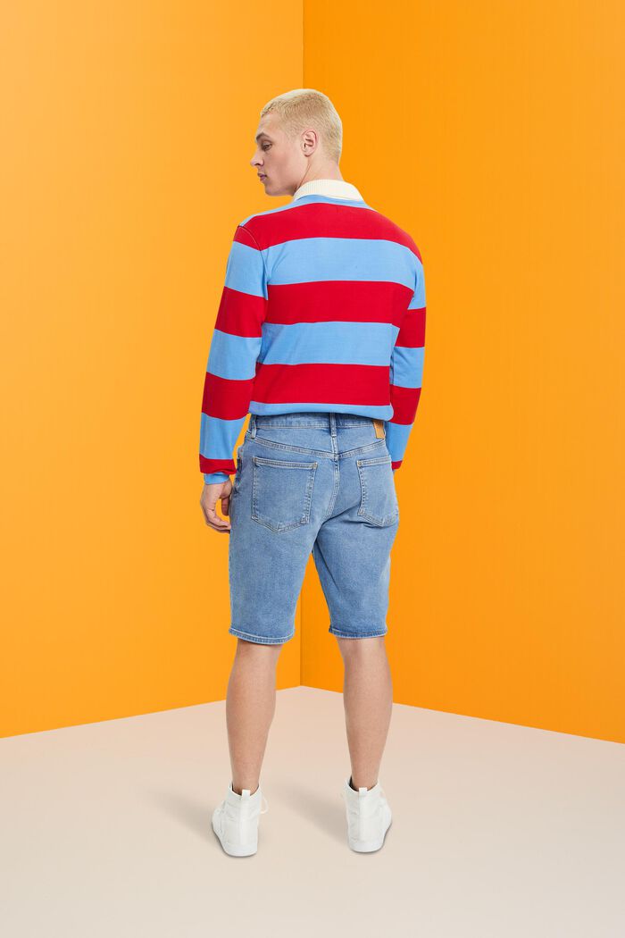 Lockere Jeansshorts in schmaler Passform