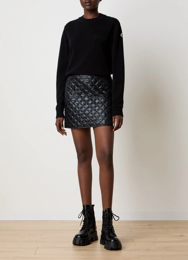 Maglione Moncler in pregiato misto cashmere a maglia fine con logo e strass.