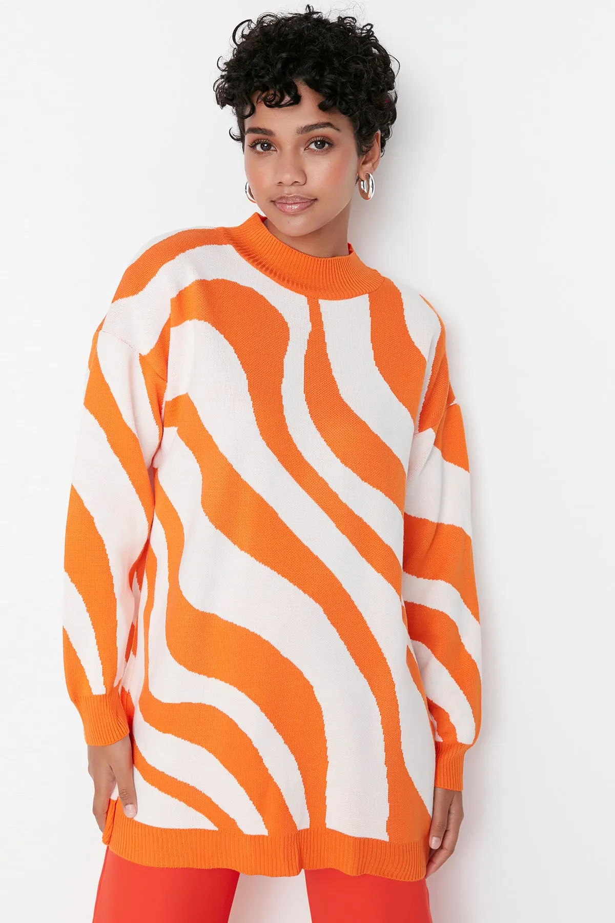 Trendyol Modest  Ecru-orangefarbener Strickpullover mit halbem Rollkragen und Tierstreifenmuster TCTAW23KZ00023