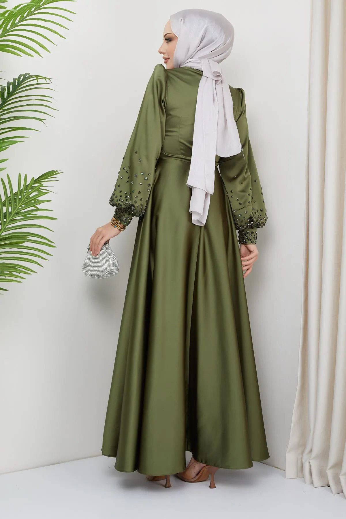 Olcay  Abendkleid aus Satin mit Steindetail vorne und an den Ärmeln HELLGRÜN 1658