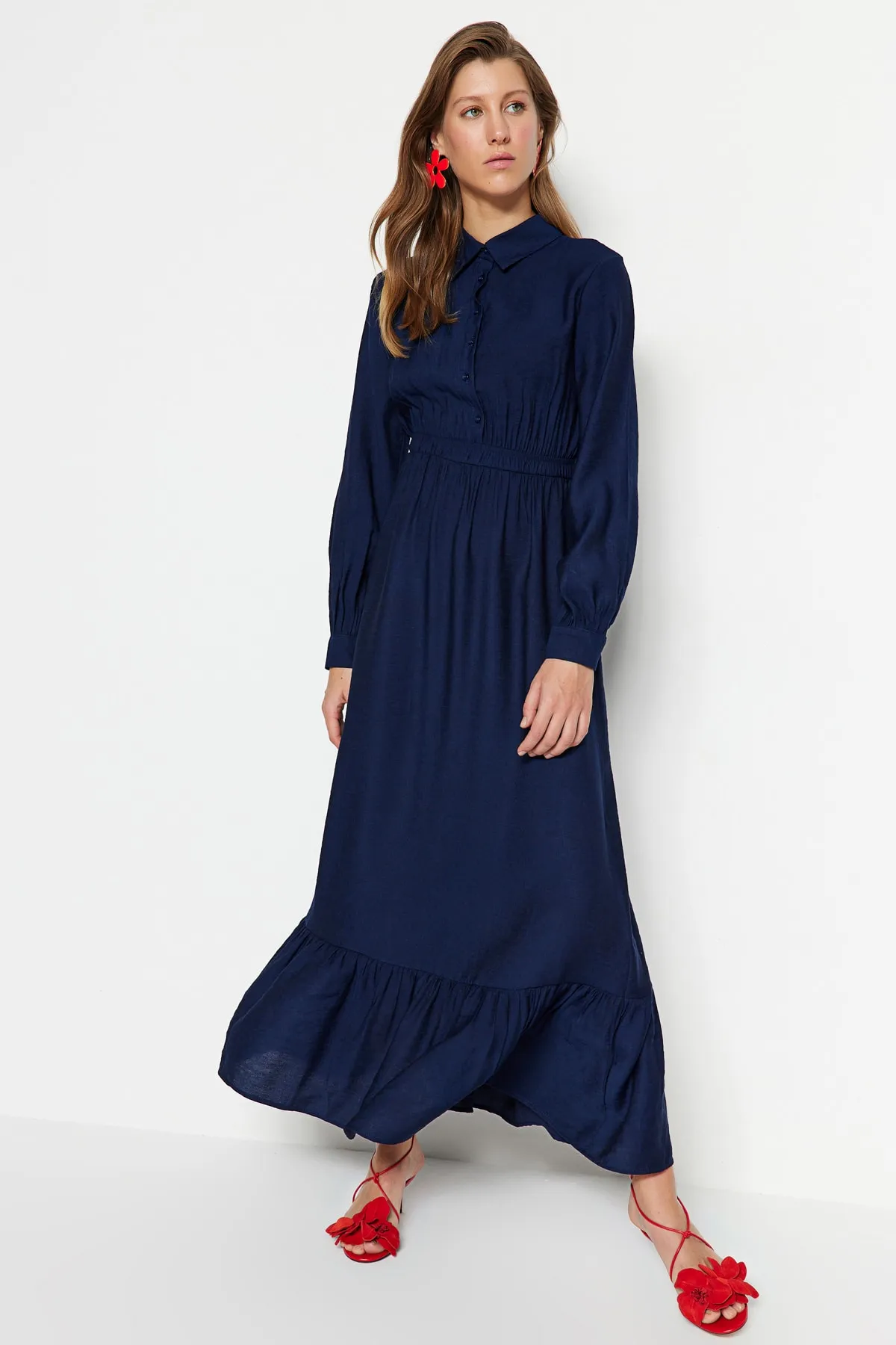 Trendyol Modest  Marineblaues gewebtes Kleid mit halber Knopfleiste und Raffung, TCTSS23EB00249