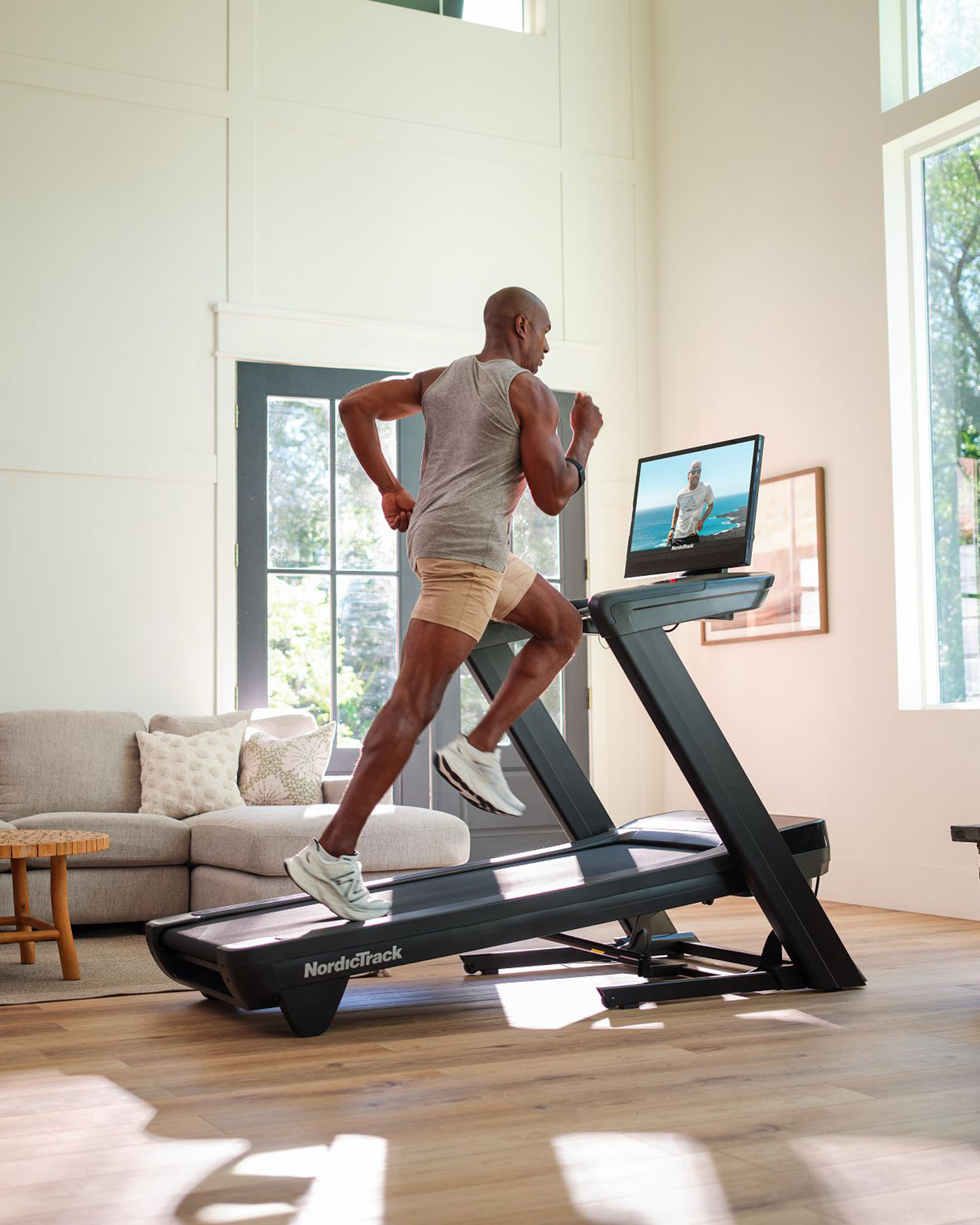 Bieżnia komercyjna Nordictrack 2450 + roczna karta Ifit Pro NTL19125-INT + IFIT1