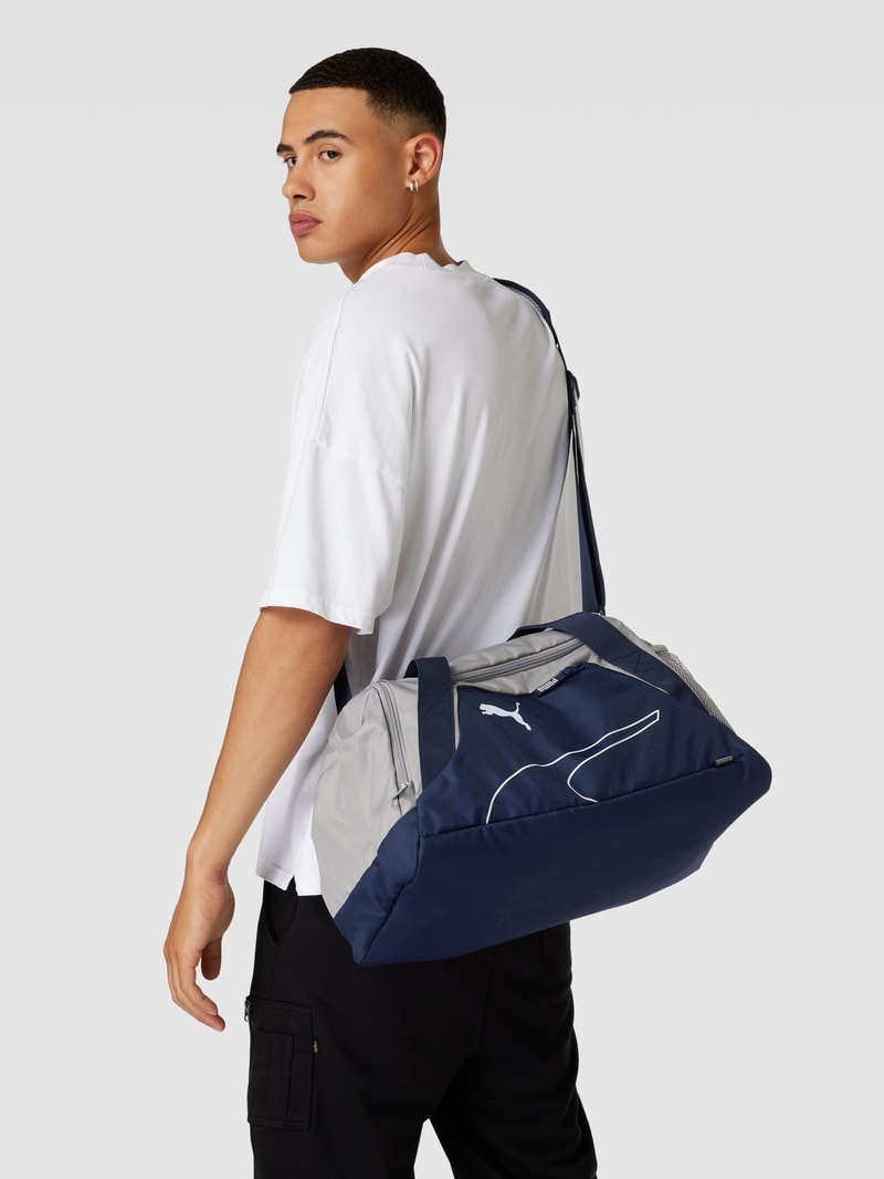 Sporttasche mit Label-Detail in marineblau