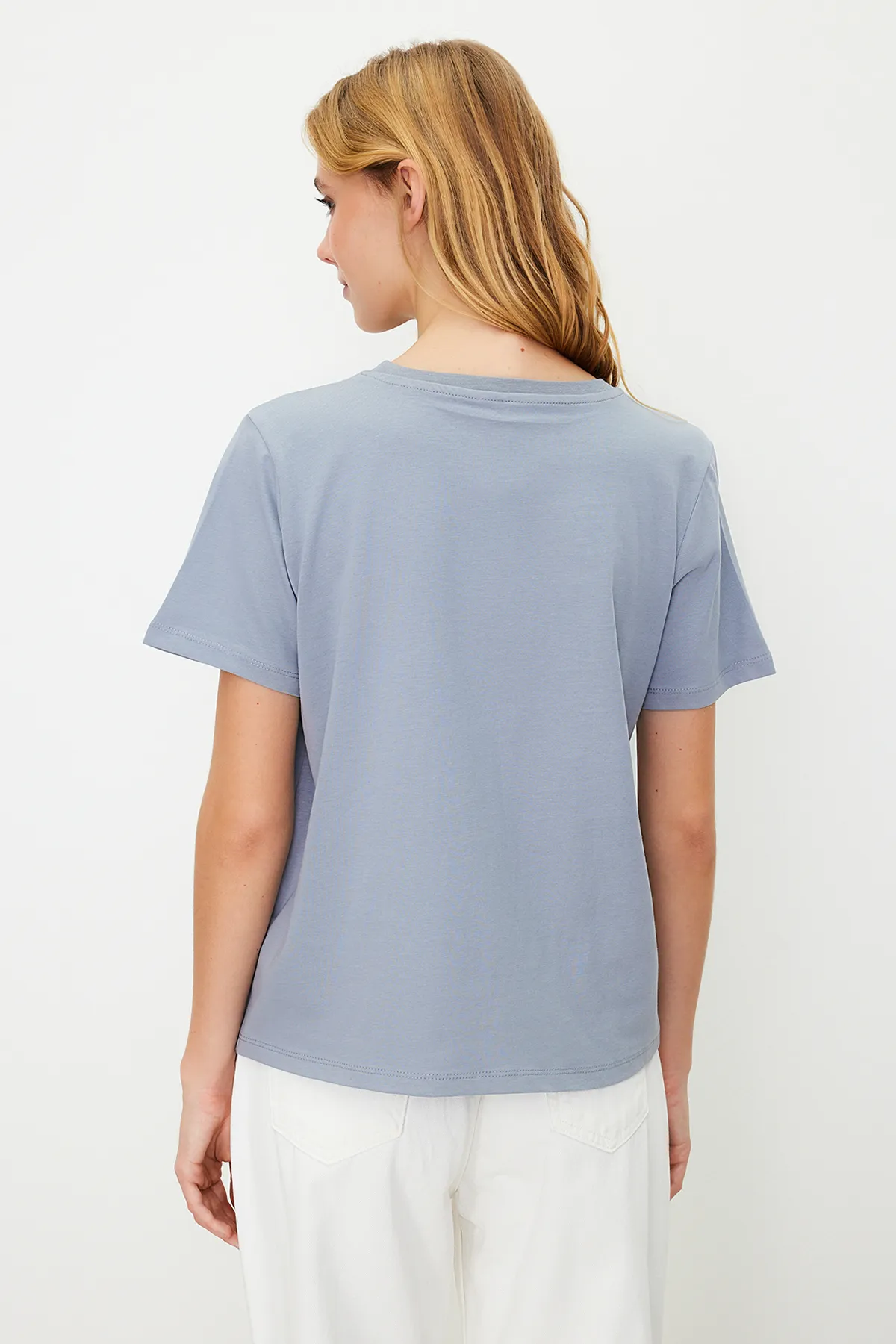 Trendyol Collection  Graues Basic-Strick-T-Shirt mit Rundhalsausschnitt aus 100 % Baumwolle TWOSS23TS00000