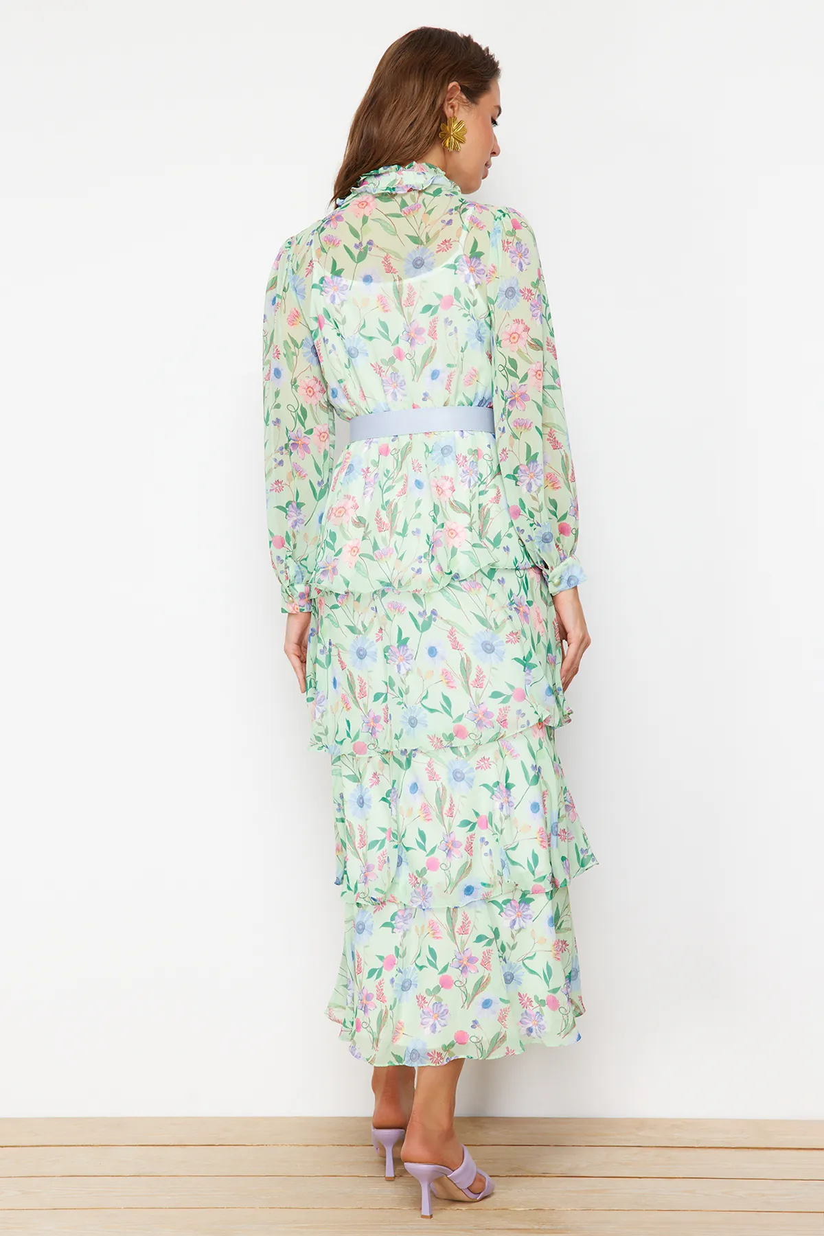 Trendyol Modest  Grünes Chiffonkleid mit Blumenmuster, gefüttert, Gürtel und Netzstoff TCTSS24EB00024