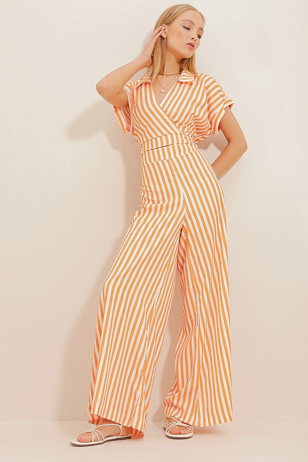 Trend Alaçatı Stili  Orangefarbenes Damen-Set aus Bluse und Hose mit zweireihigem Kragen und Streifenmuster ALC-X10588