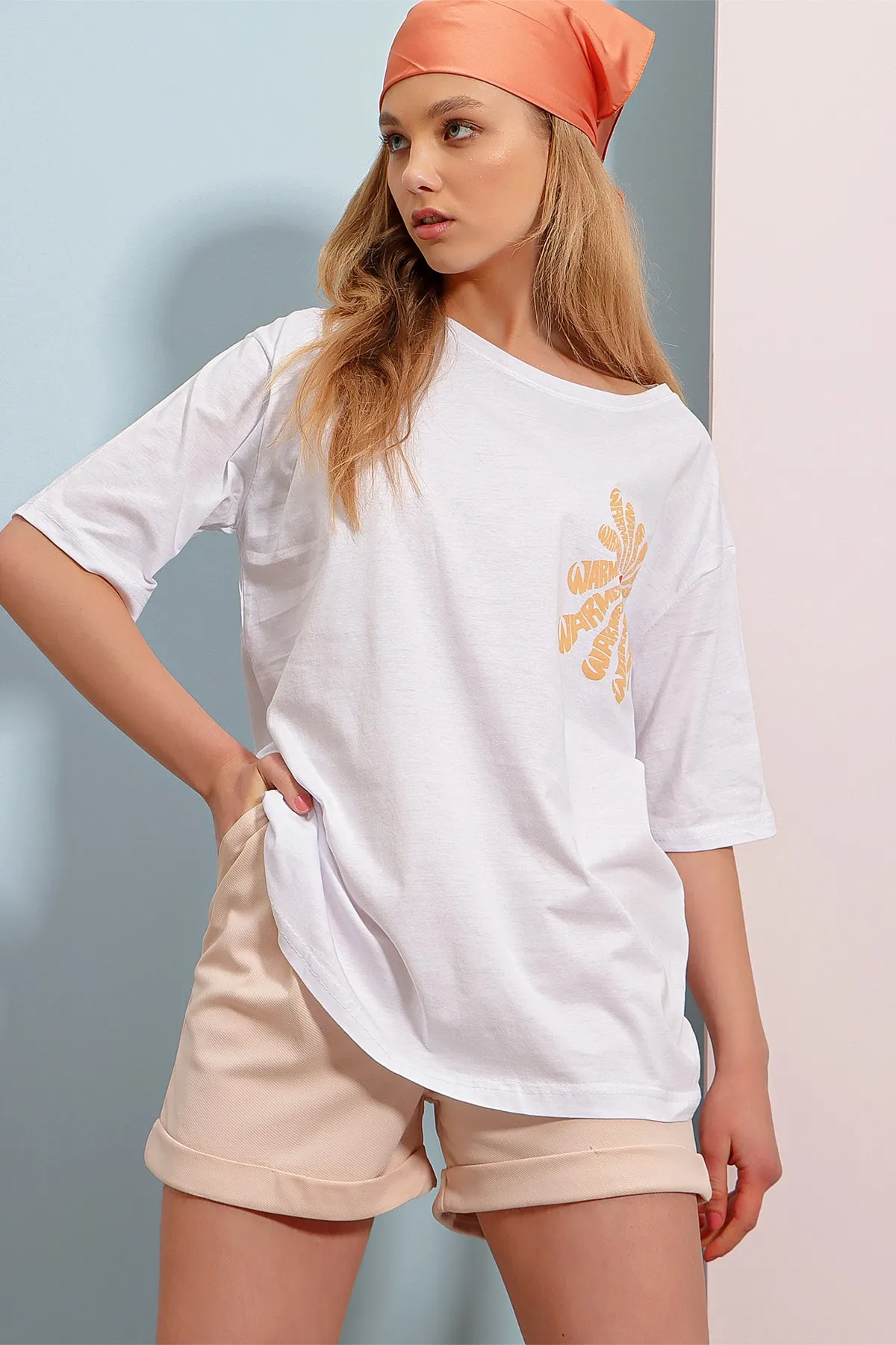 Trend Alaçatı Stili  Weißes Oversize-T-Shirt für Damen aus 100 % Baumwolle mit Rundhalsausschnitt vorne und hinten und Flockdruck ALC-X7978