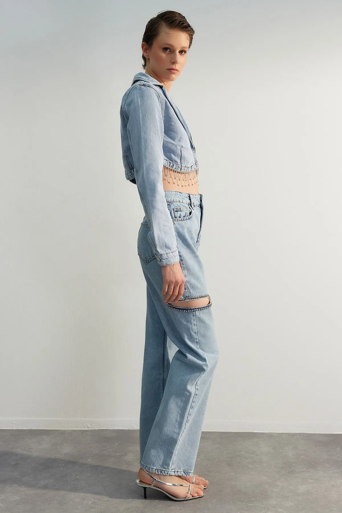 Trendyol Collection  Hellblaue Jeans mit Cut-Outs und Steindetails TPRAW23JE00010