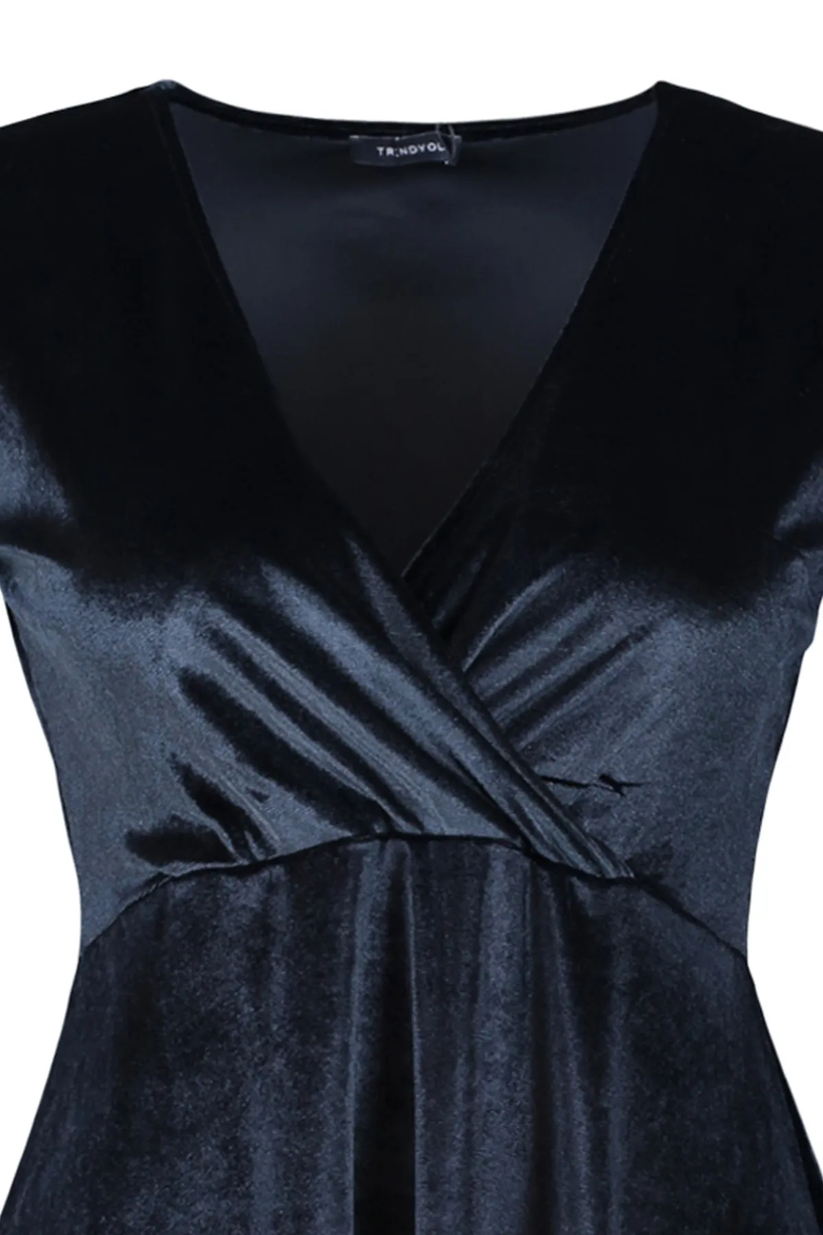 Trendyol Curve  Schwarzes Strickkleid aus Samt mit zweireihigem Kragen und Kragen TBBAW23AH00117