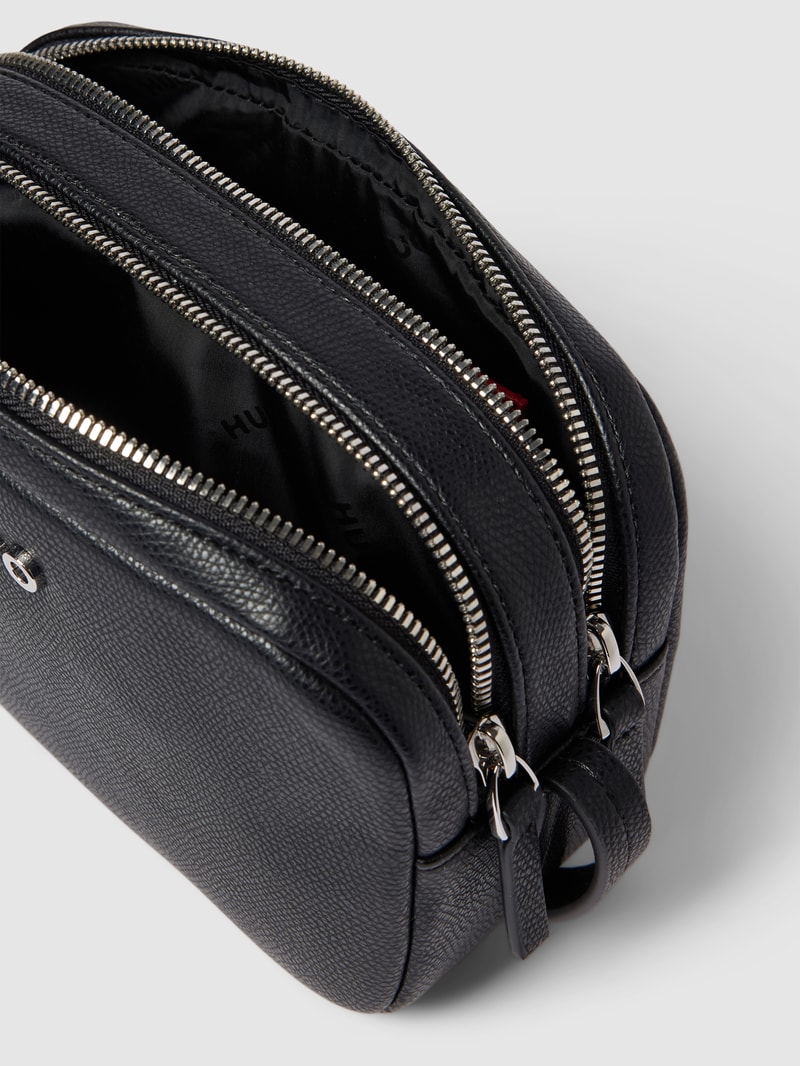 Crossbody Bag mit Label-Applikation Modell 'Chris' in schwarz