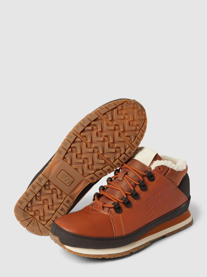 Sneaker mit Kontrastbesatz in cognac