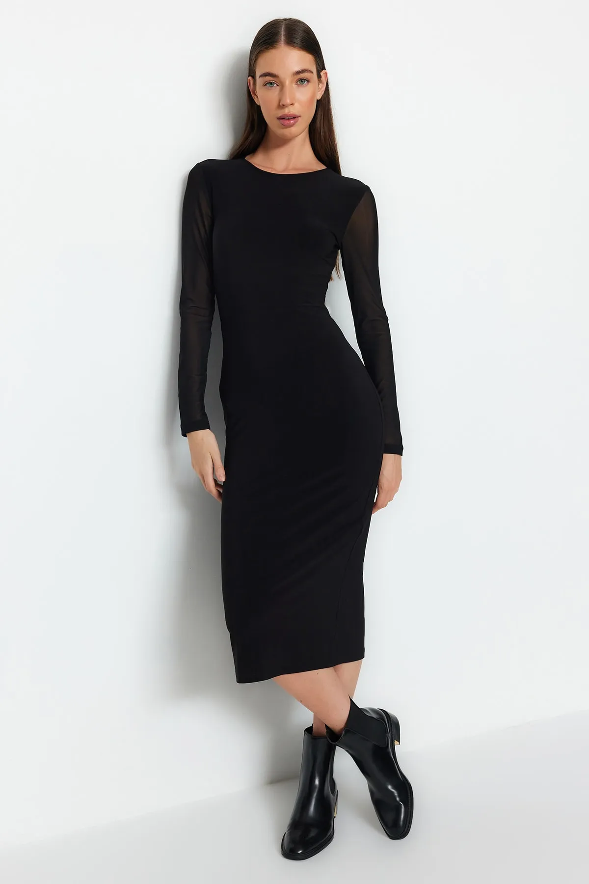 Trendyol Collection  Schwarzes, eng anliegendes, flexibles Strickkleid aus Tüll an Rücken und Ärmeln TWOAW24EL00140