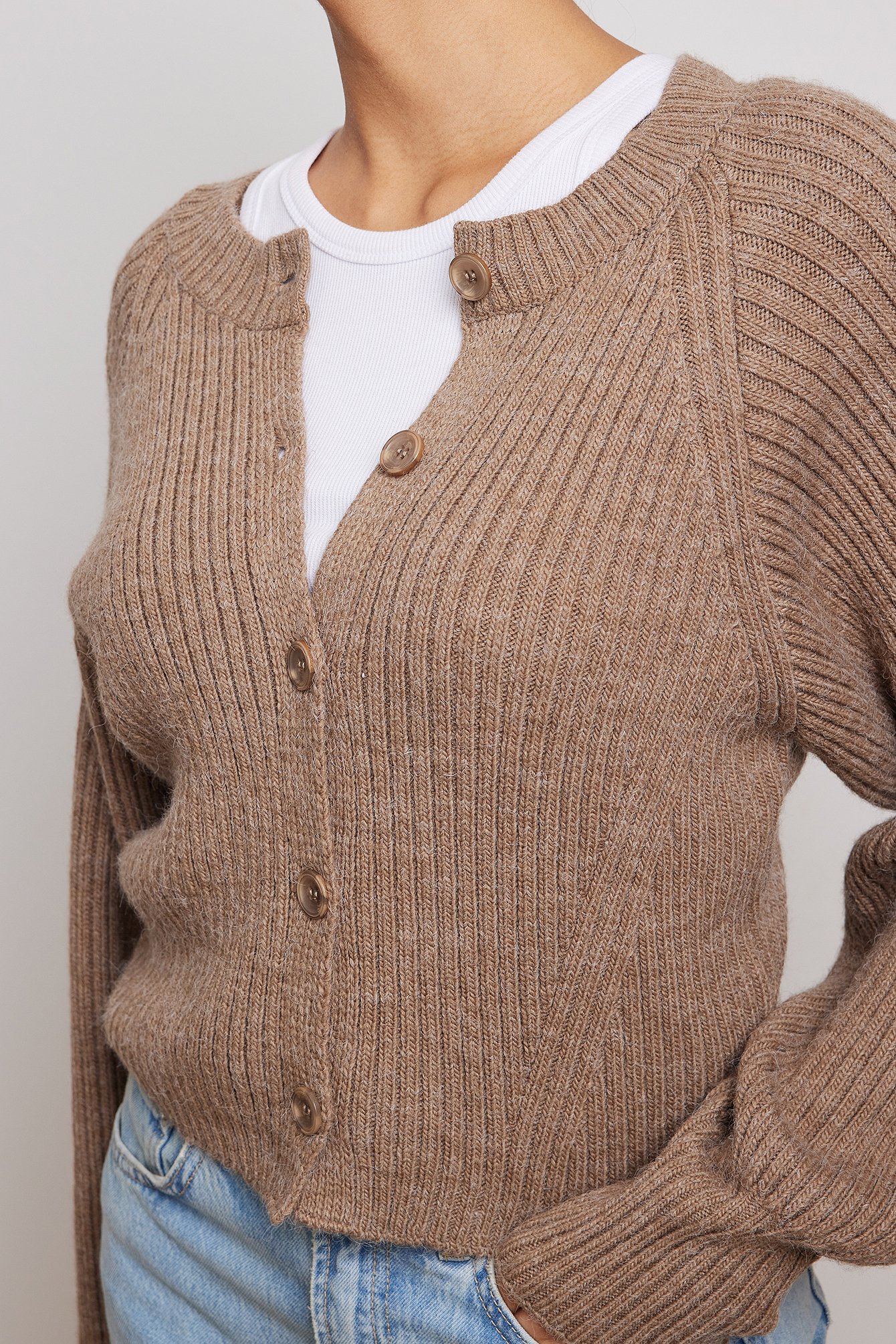 Strickjacke mit Schulterpolster aus Rippstrick