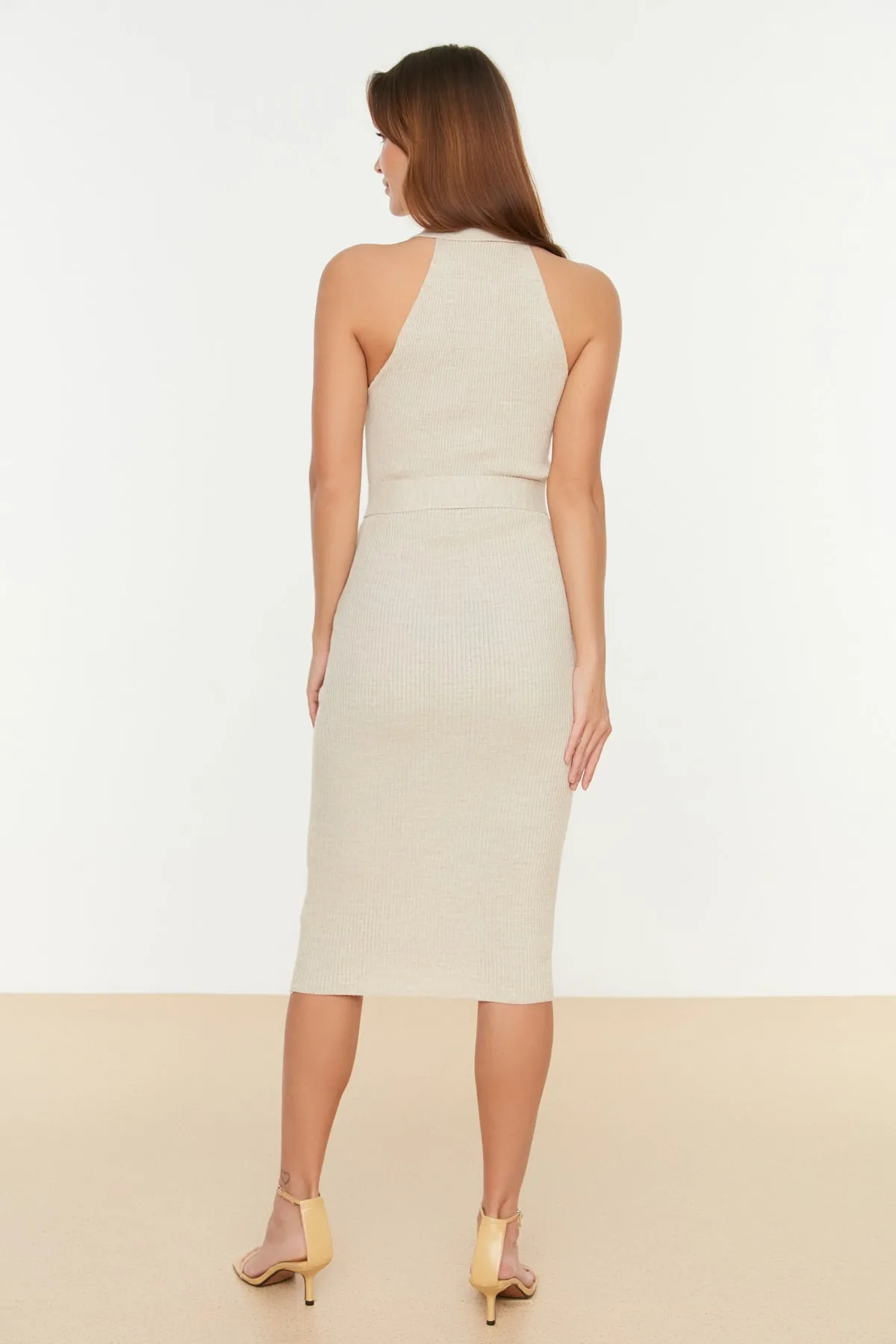 Trendyol Collection  Beiges Strick-Midikleid mit Gürteldetail TWOSS22EL1031