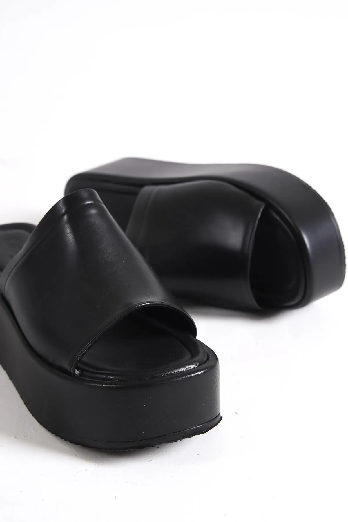 Capone Outfitters  Capone Damen-Sandalen mit einzelnem dicken Riemen und Keilabsatz in Schwarz