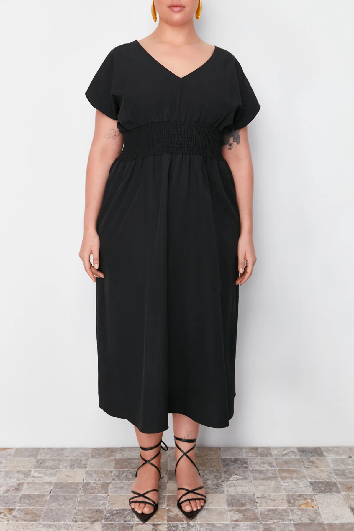 Trendyol Curve  Schwarzes gewebtes Kleid mit V-Ausschnitt und geraffter Taille TBBSS24AH00071