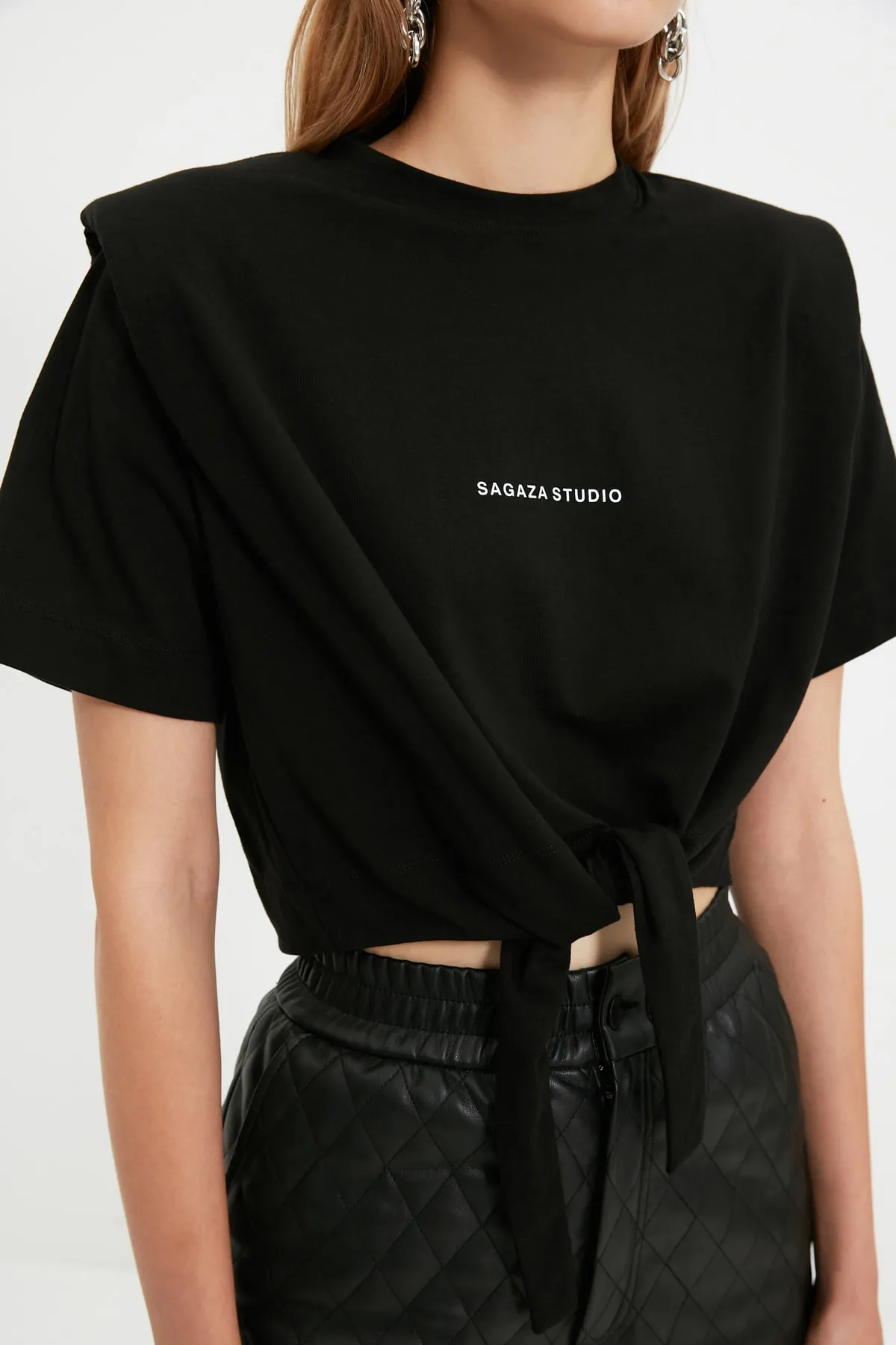 Trendyol Collection  X Sagaza Studio Schwarzes Strick-T-Shirt mit Slogan TPRAW22TS0214