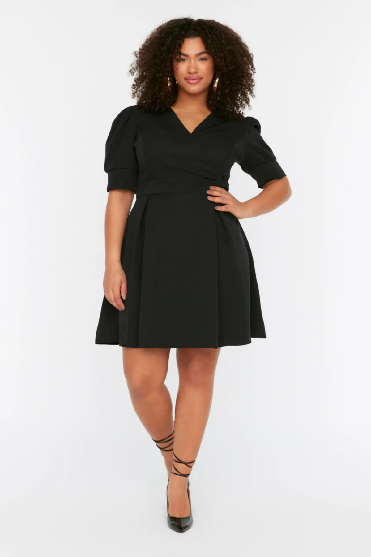Trendyol Curve  Schwarzes gewebtes Kleid mit zweireihigem Kragen TBBSS22EL2825