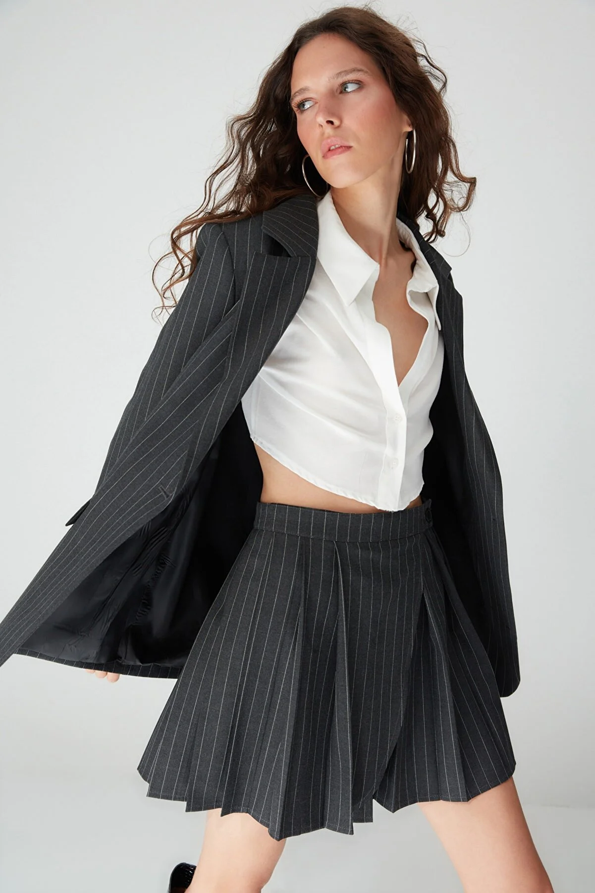 Trendyol Collection  Schwarze, gefütterte Blazerjacke mit Streifenmuster und Webmuster TWOAW23BC00135