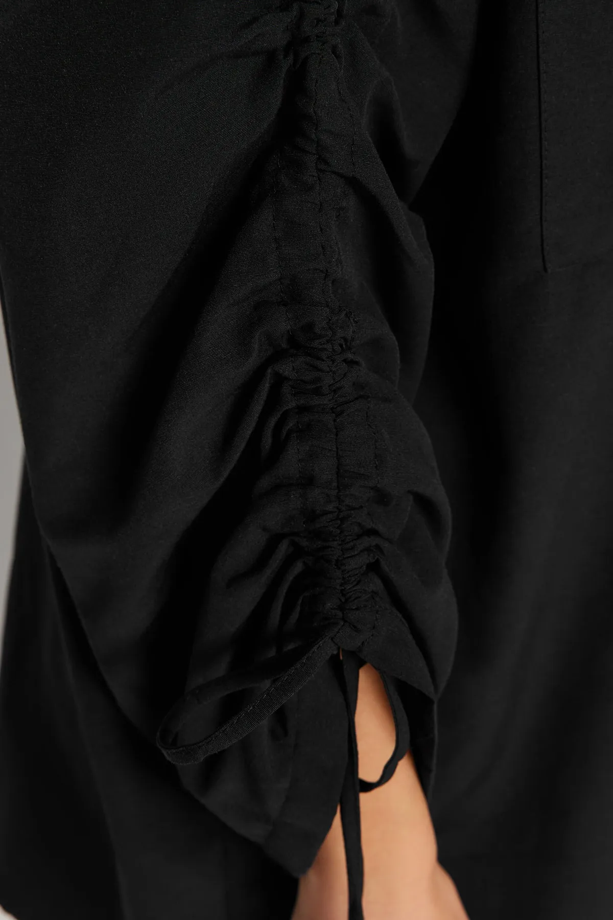 Trendyol Modest  Schwarzes Hemd aus gewebter Baumwolle mit verstellbaren Ärmeln und Raffung, TCTSS23TG00011