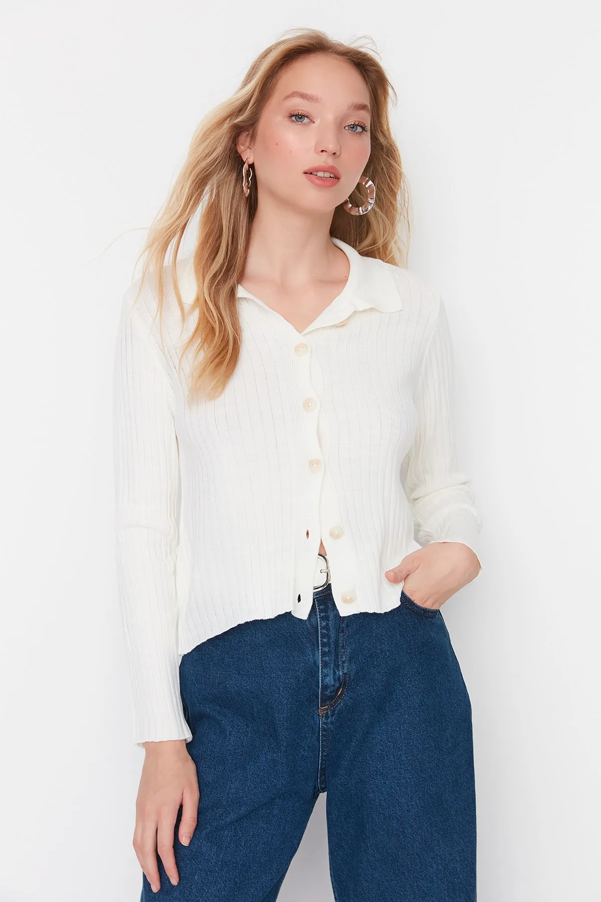 Trendyol Collection  Ecrufarbener Strickcardigan mit Polokragen TWOAW23HI00143
