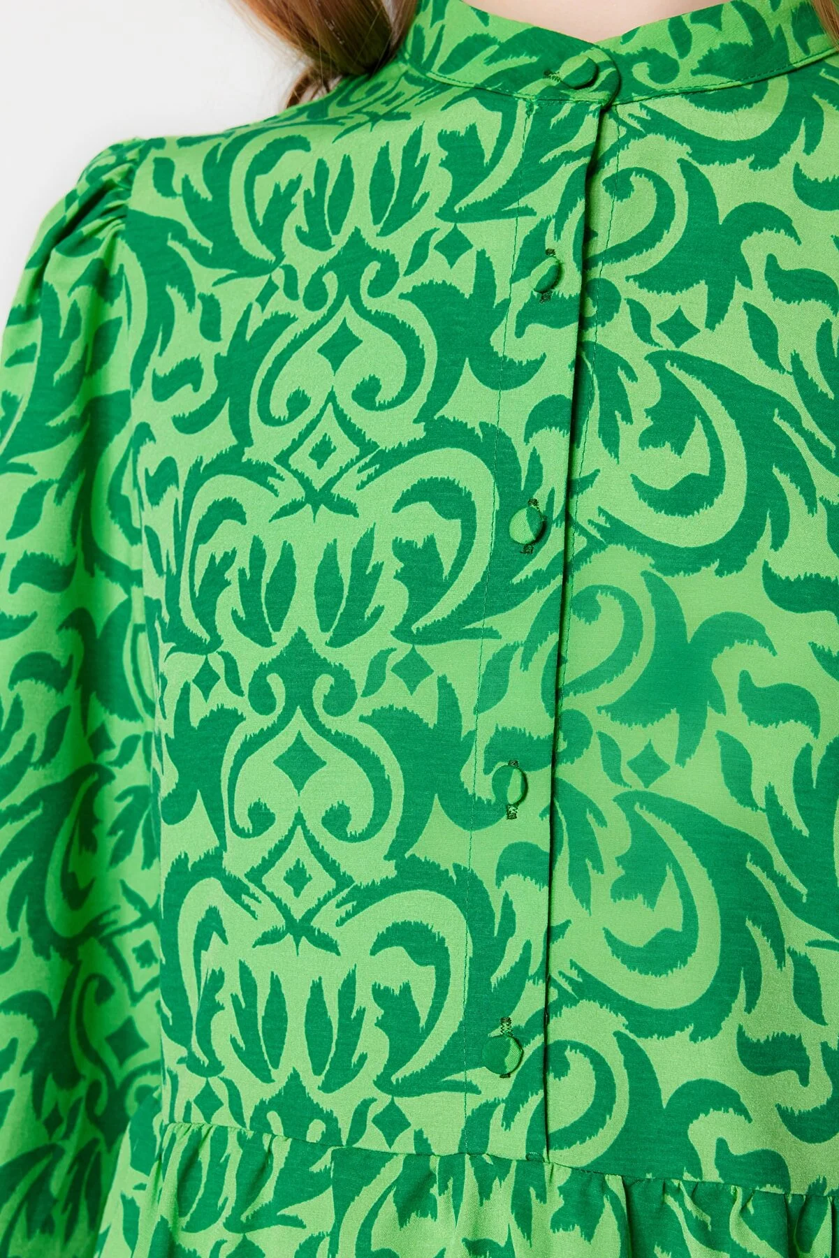 Trendyol Modest  Grünes, gemustertes Kleid aus gewebter Baumwolle mit halber Knopfleiste und weiter Passform TCTSS23EB00222