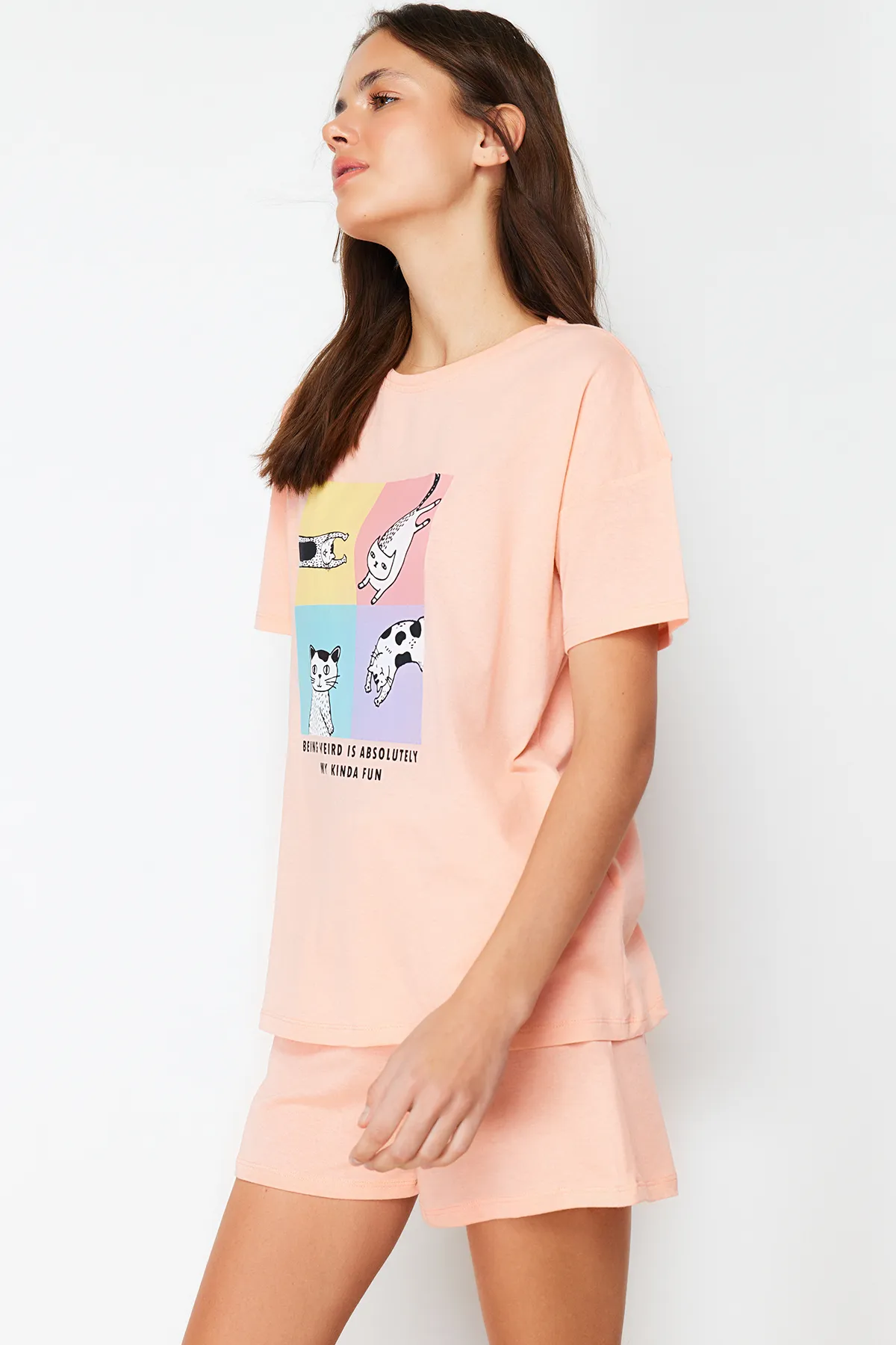 Trendyol Collection  Lachsfarbenes Strickpyjama-Set aus 100 % Baumwolle mit Katzenmuster THMSS24PT00093