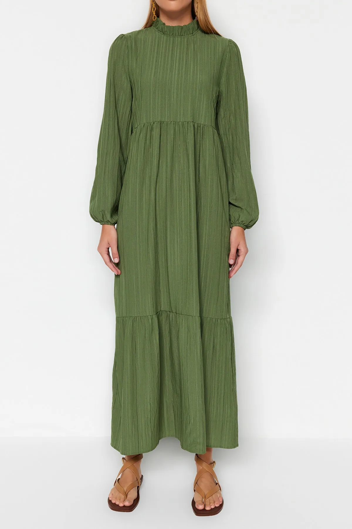 Trendyol Modest  Grünes, gewebtes Crinkle-Kleid mit Stehkragen und weiter Passform TCTSS22EB00171