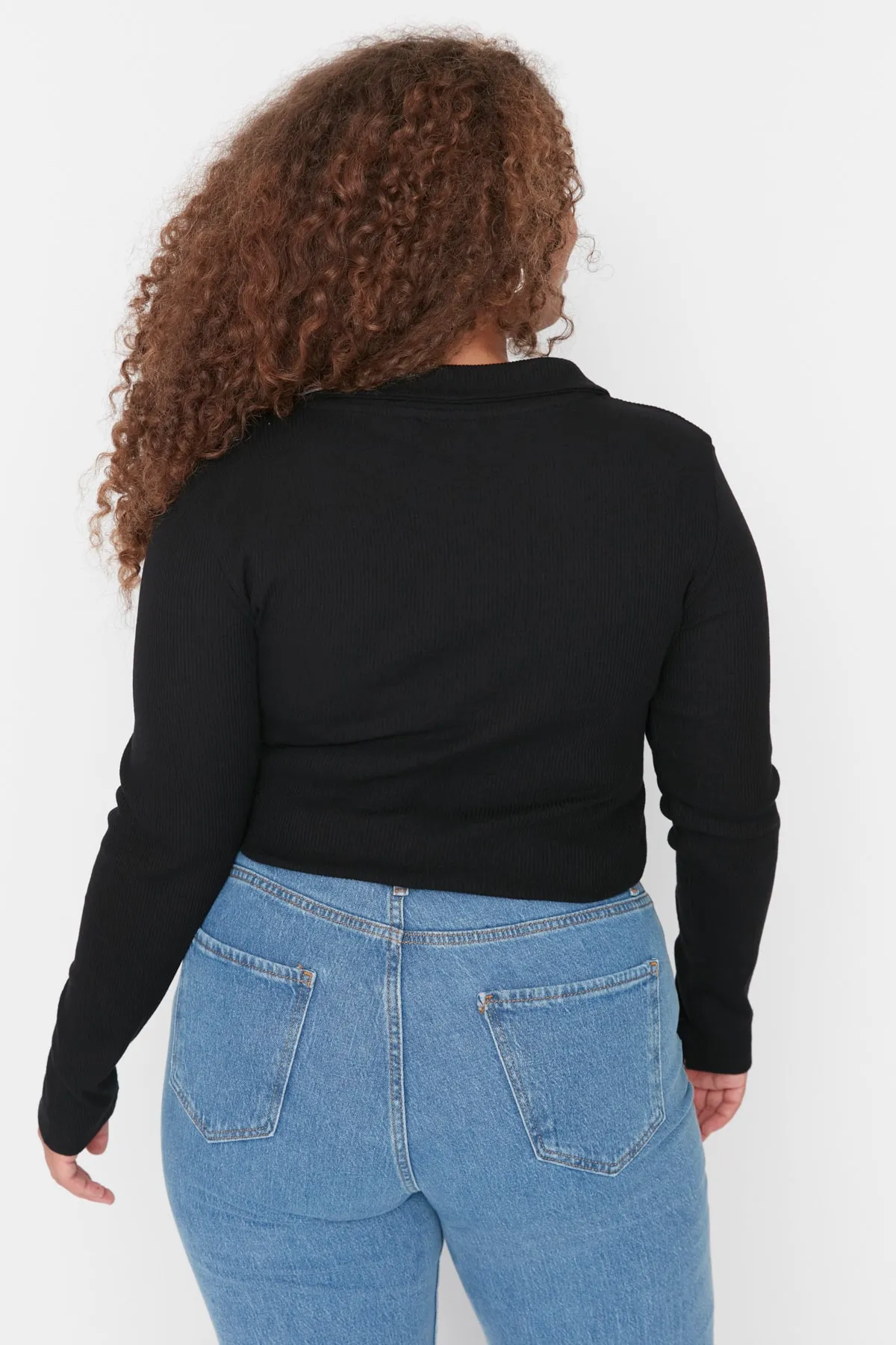 Trendyol Curve  Schwarzer, figurbetonter, schnurgebundener Strick-Body mit Druckknopfverschluss und Hemdkragen TBBAW23CS00007