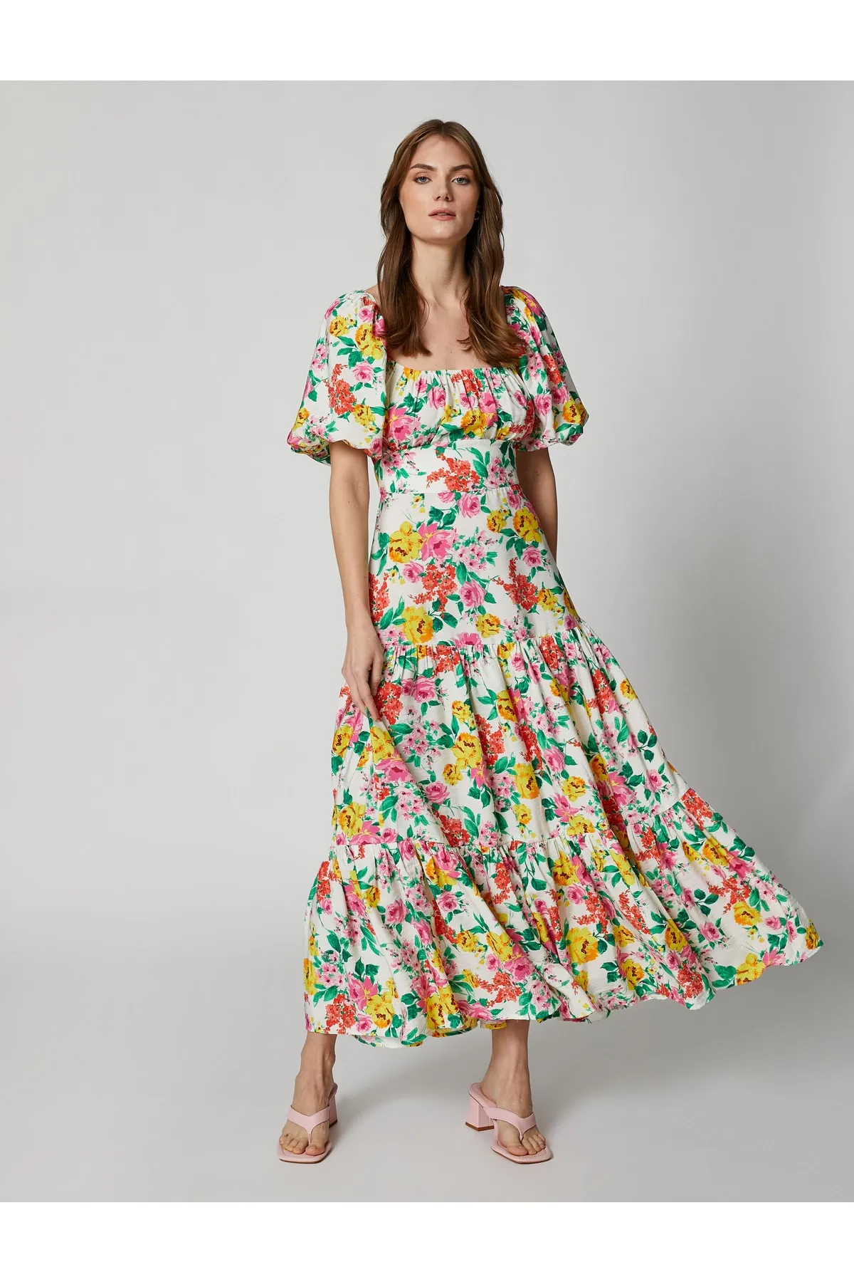Koton  Langes Damenkleid mit quadratischem Kragen, Ballonärmeln und Blumenmuster 3sak80257ew