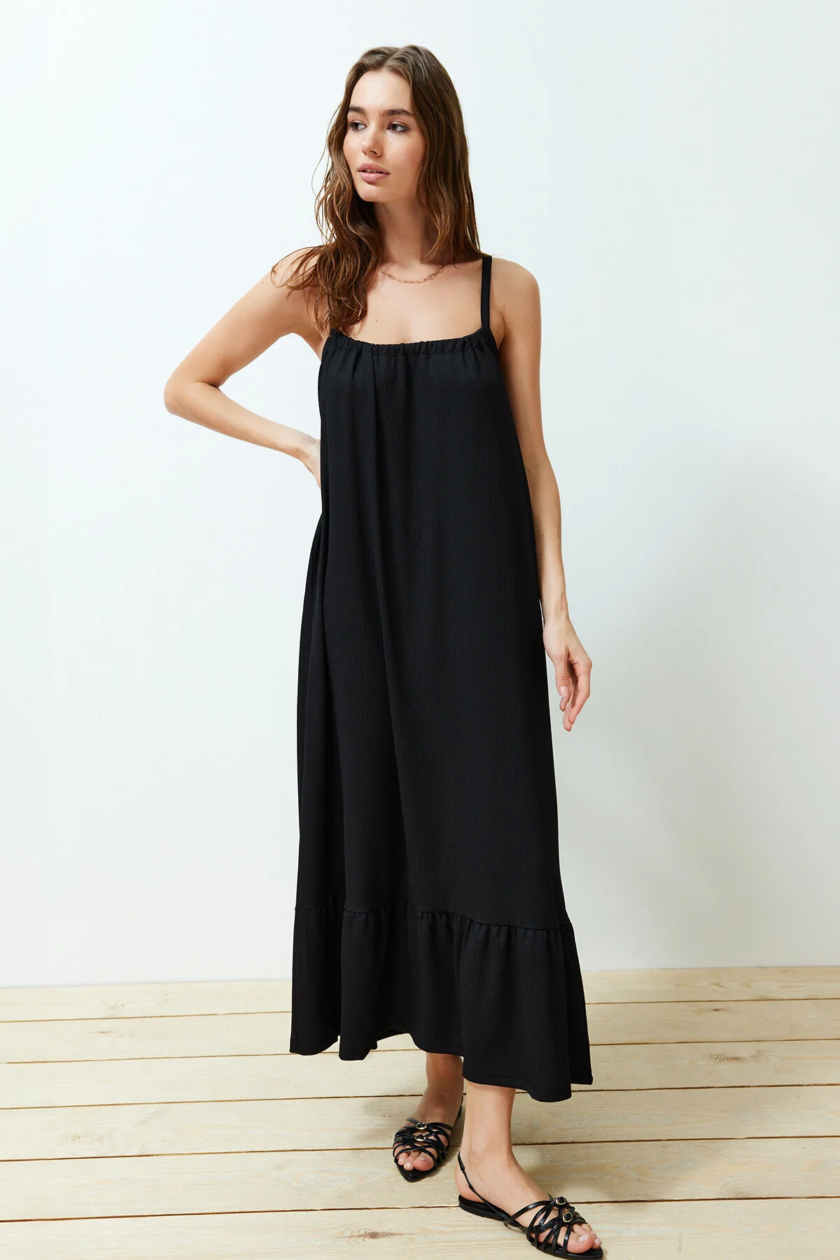 Trendyol Collection  Schwarzes, detailliertes, gewickeltes/strukturiertes Maxi-Strickkleid mit Trägern am Rücken TWOSS24EL00259