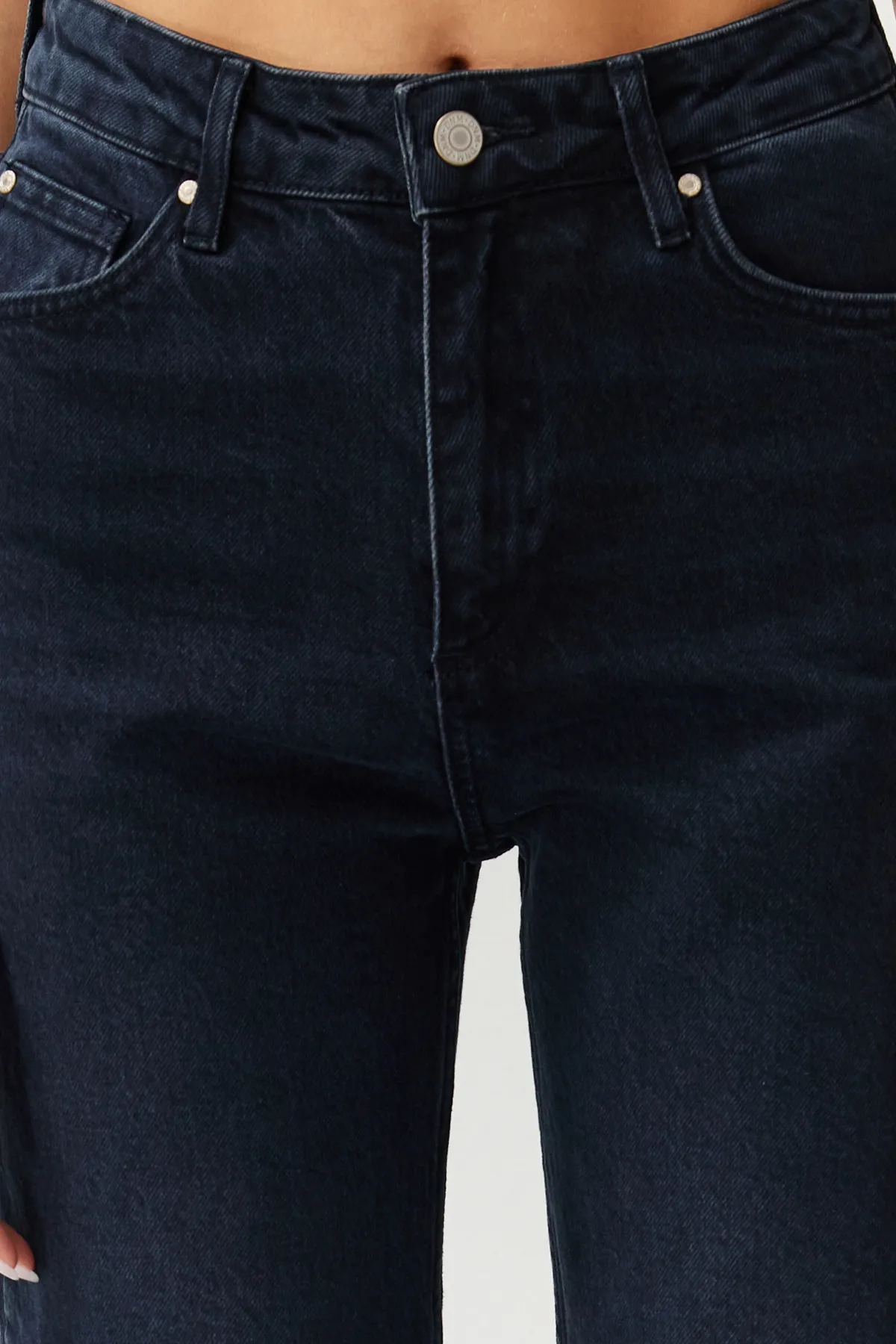 Trendyol Collection  Mitternachtsblaue Slim Mom-Jeans mit hoher Taille TWOSS23JE00094