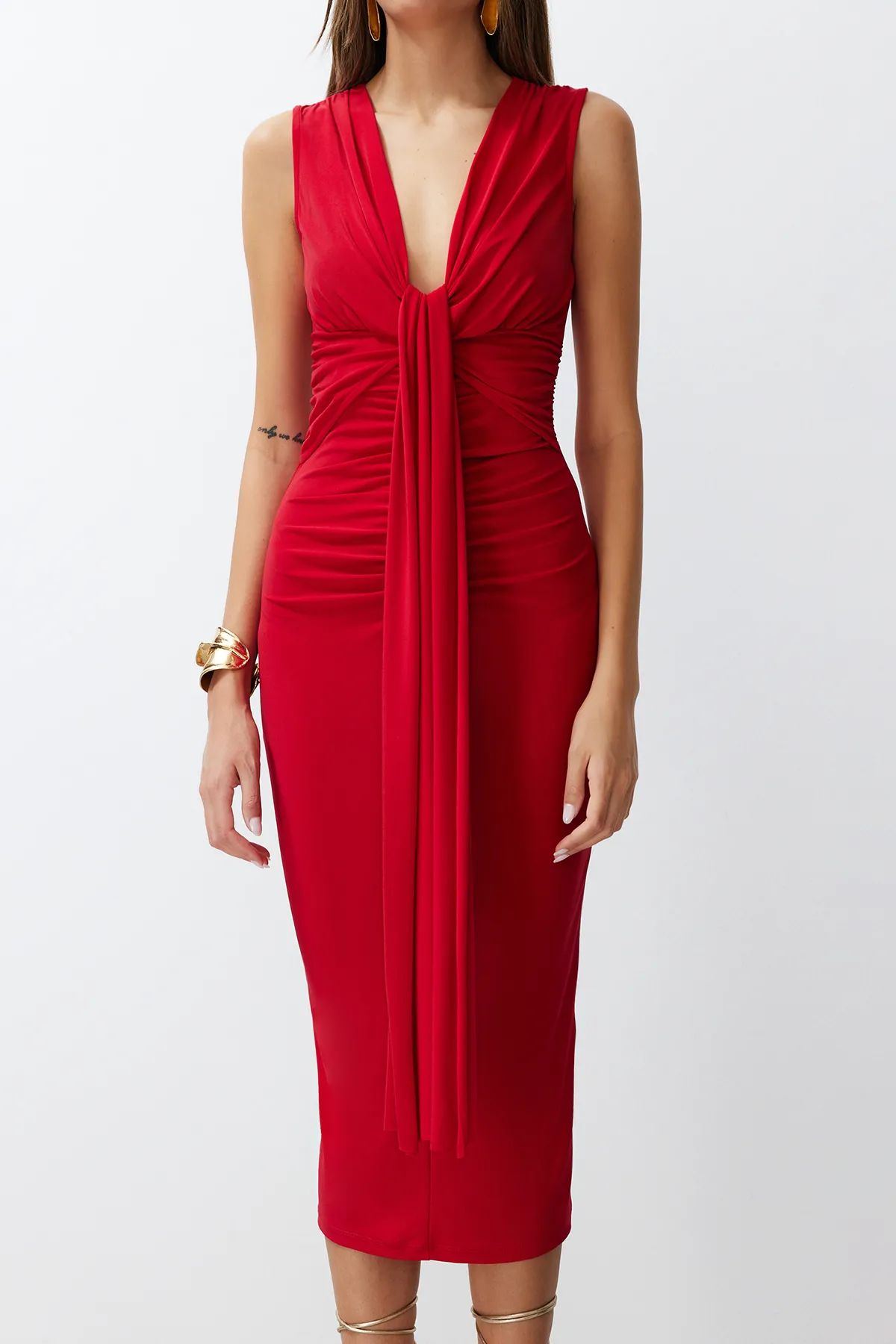 Trendyol Collection  Rotes, figurbetontes, drapiertes, elegantes Abendkleid TPRSS24EL00161