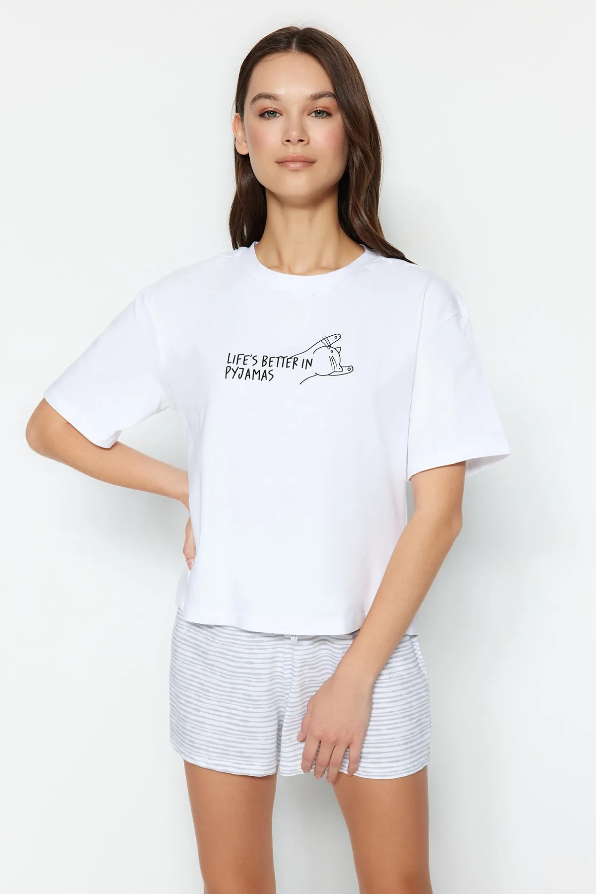 Trendyol Collection  Weiß gestreiftes Baumwoll-T-Shirt-Shorts-Strick-Pyjama-Set mit Slogan-Print THMSS23PT00228